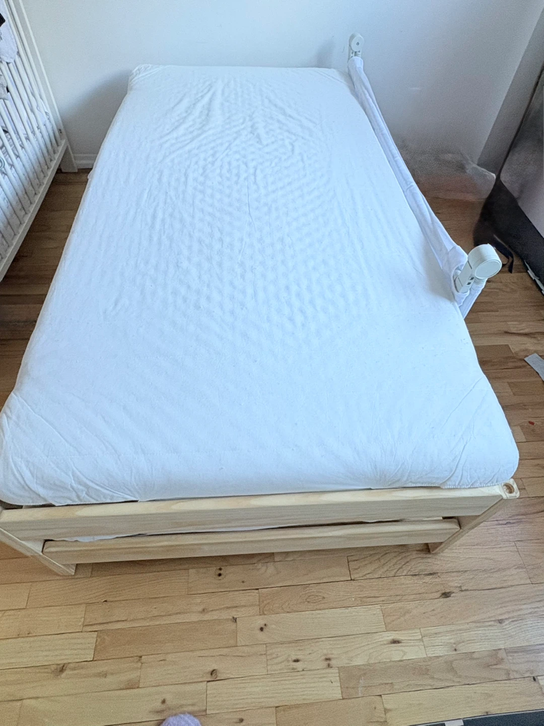 2 Stackable twin beds (only bed frames- no mattress) - photo 3