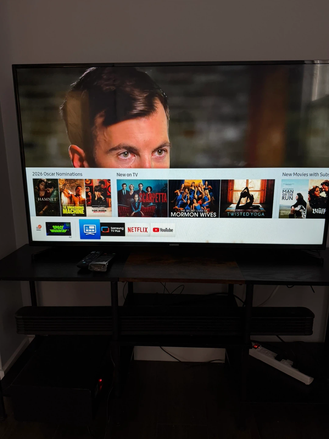 Samsung Smart TV + Sound Bar + TV Stand - photo 2