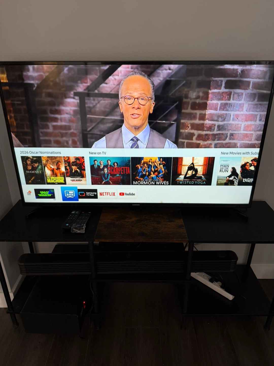 Samsung Smart TV + Sound Bar + TV Stand