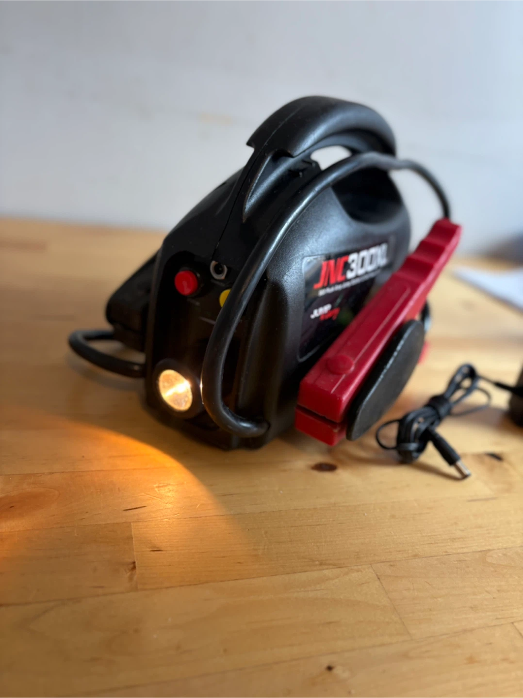 JNC300XL 900 Peak Amp Jump Starter & 12 Volt Power Source - photo 2