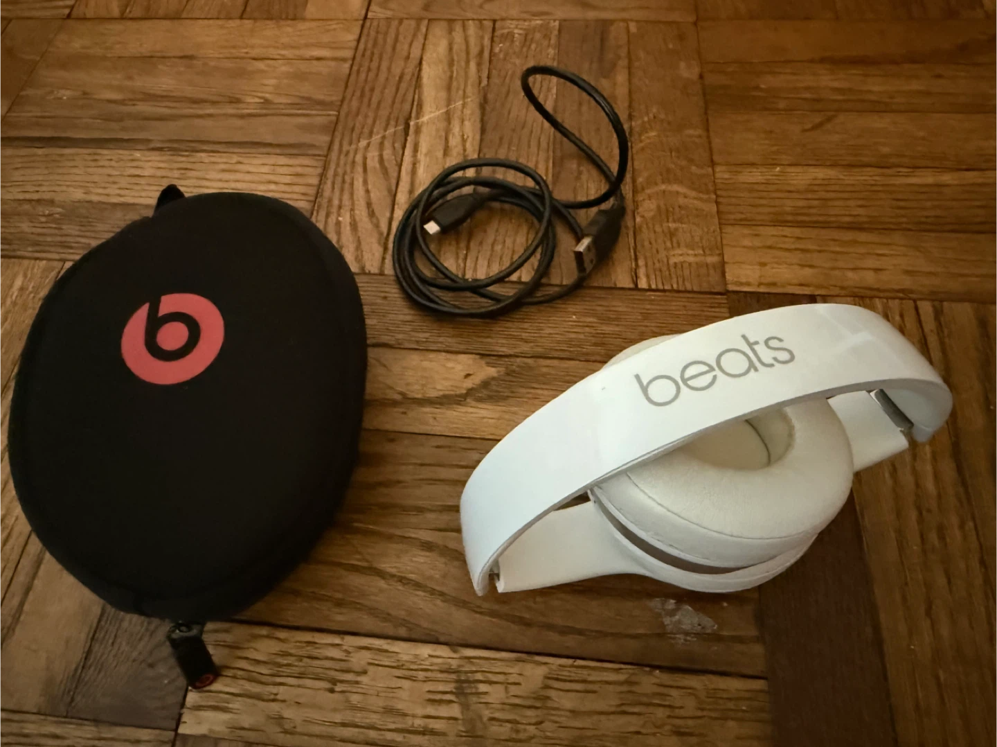 White Beats Solo3 Wireless Headphones for sale - photo 2