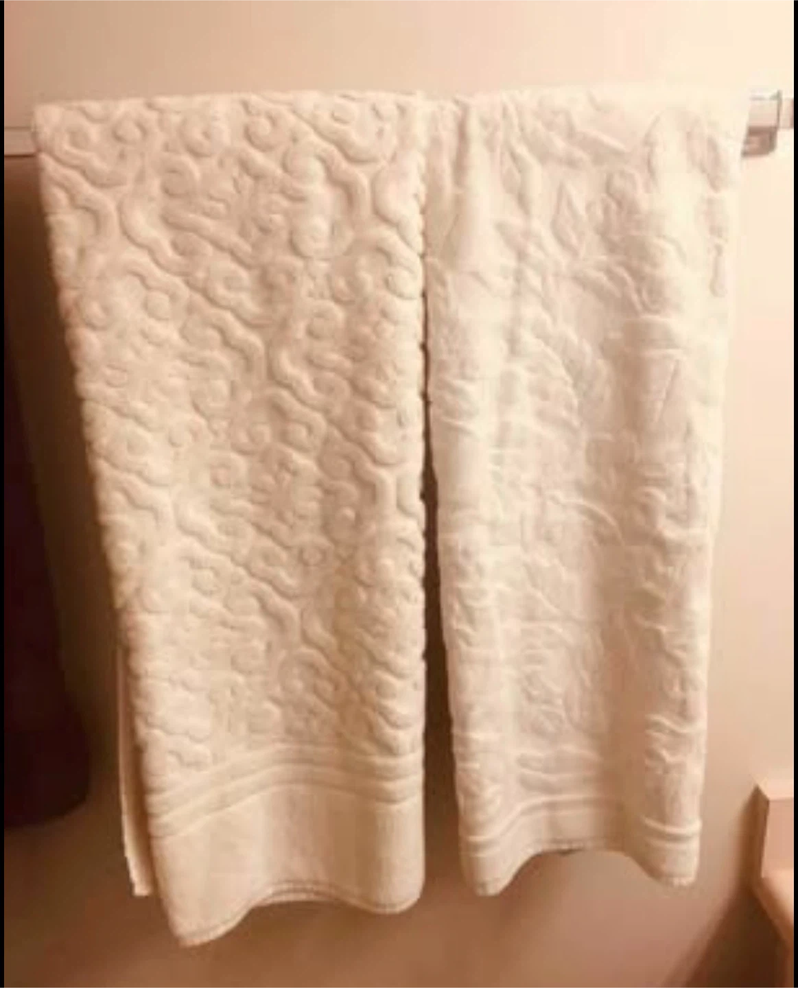 TWO LUXURY Cream Textured Bath Towels