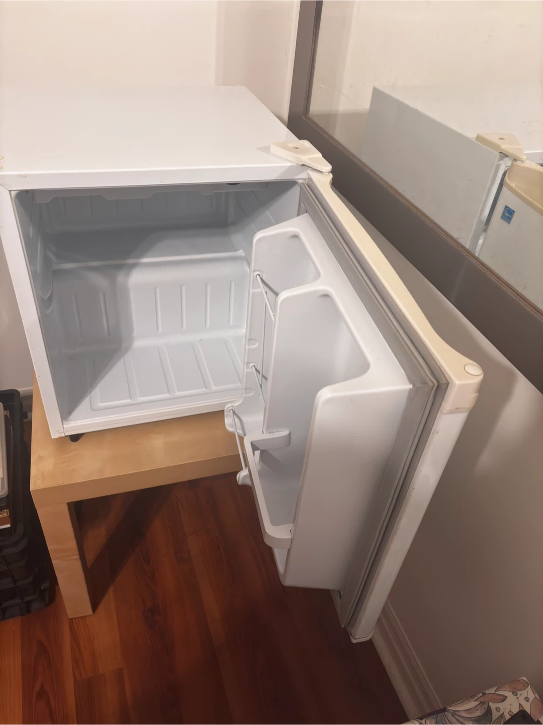 Danby Compact Mini Fridge - photo 3