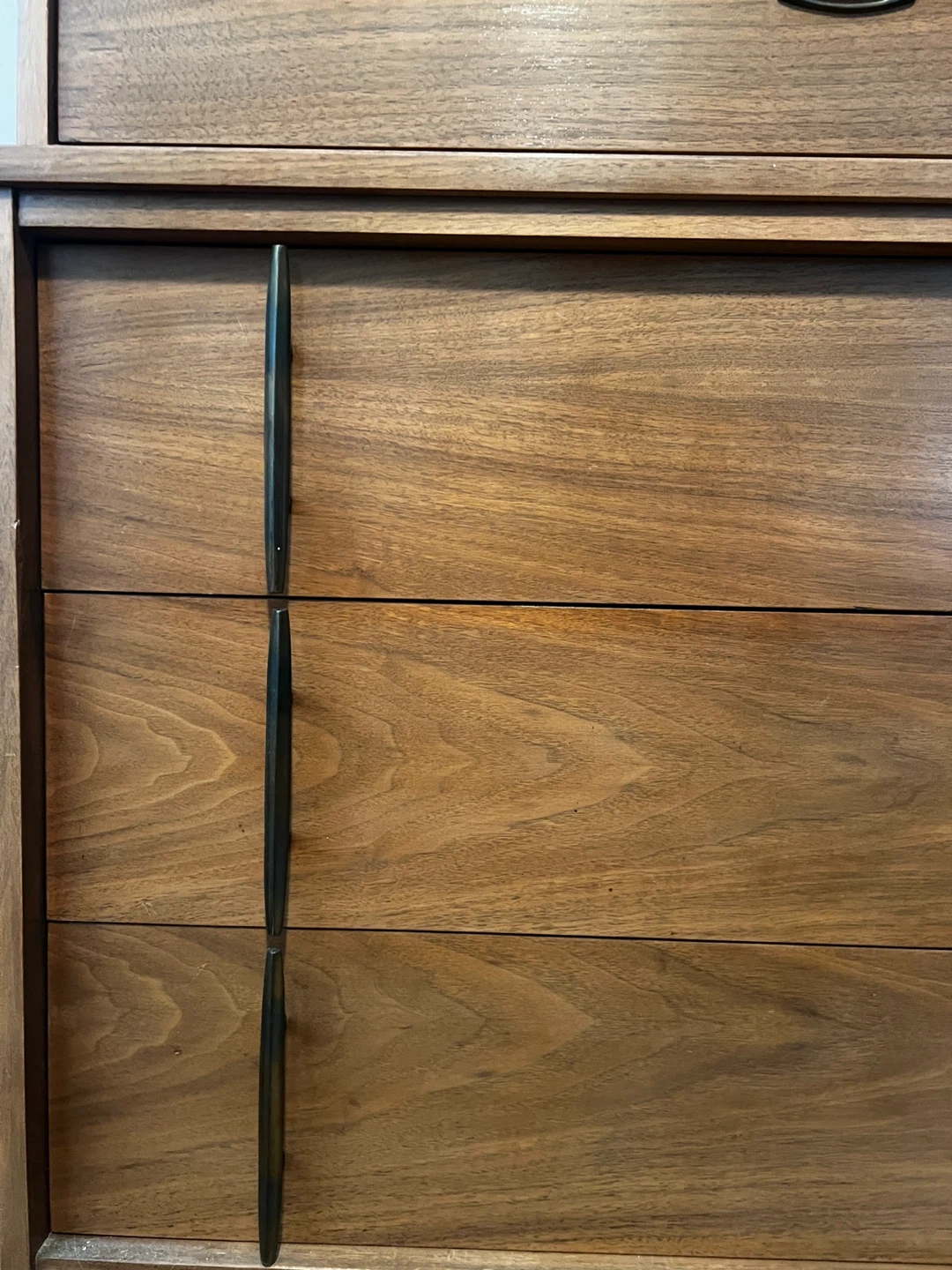 Original Mid-Century Walnut Dresser (Vic Art, 1960s) - photo 5