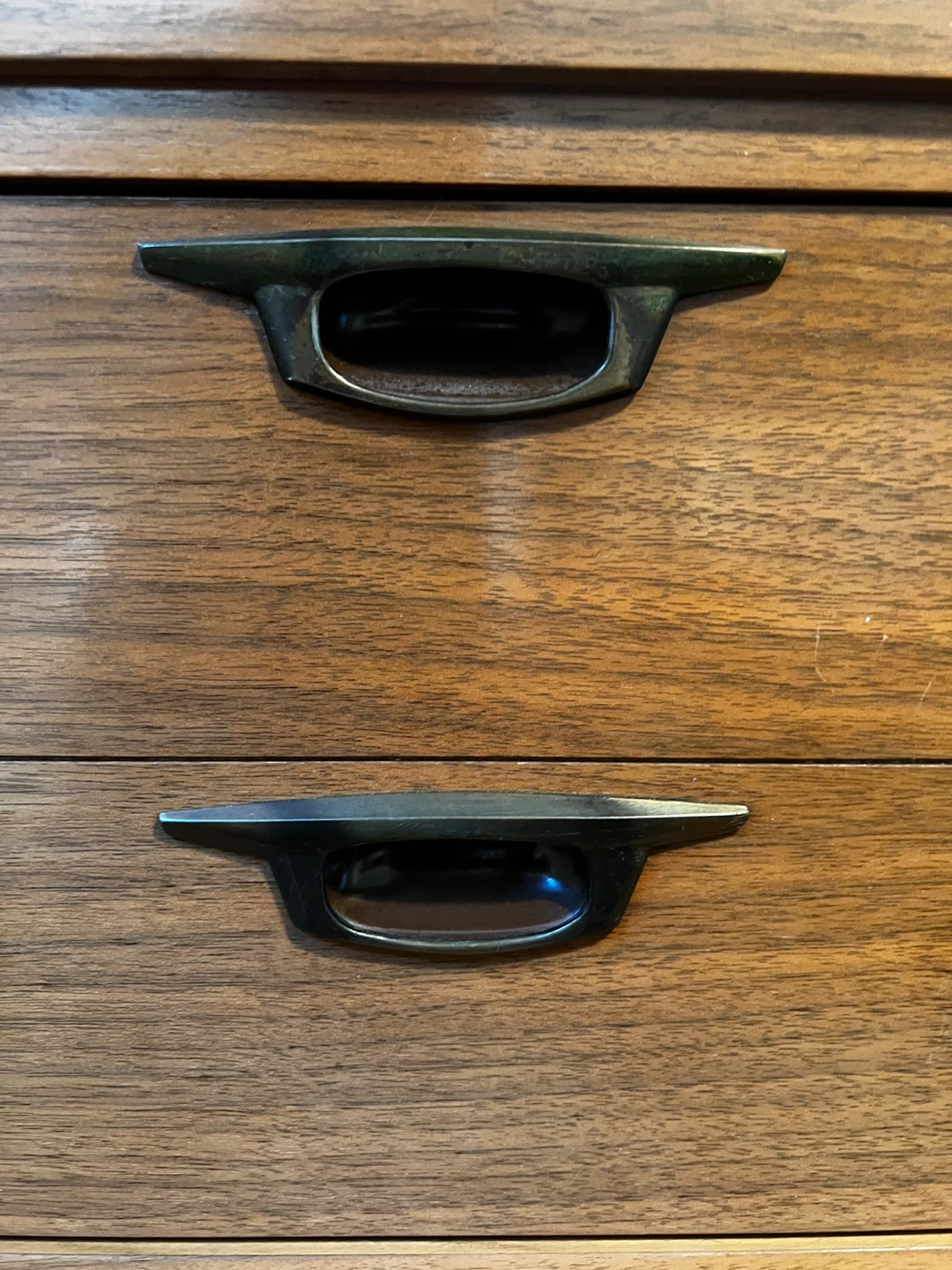 Original Mid-Century Walnut Dresser (Vic Art, 1960s) - photo 2