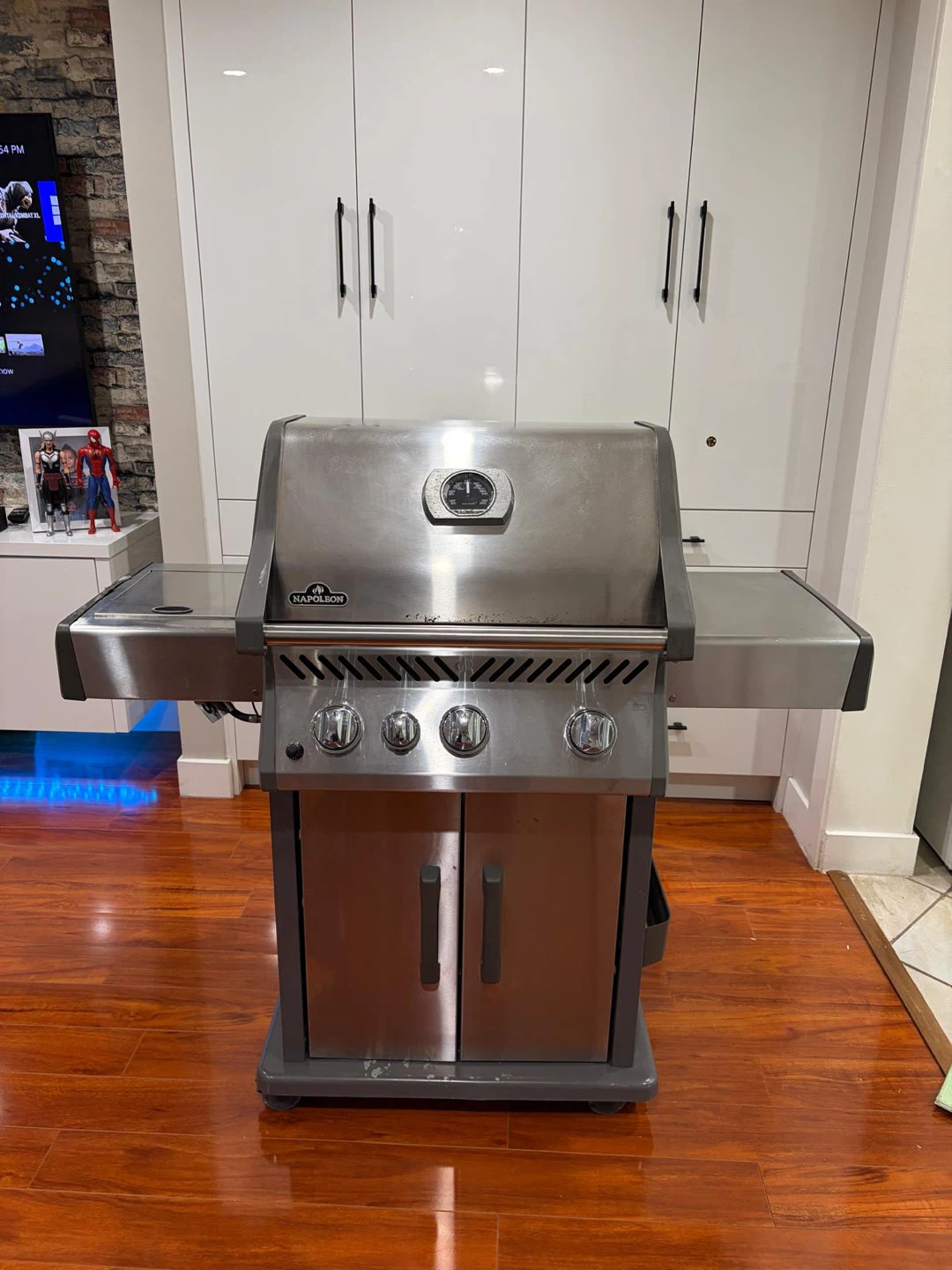 Napoleon Propane Grill (FREE DELIVERY)
