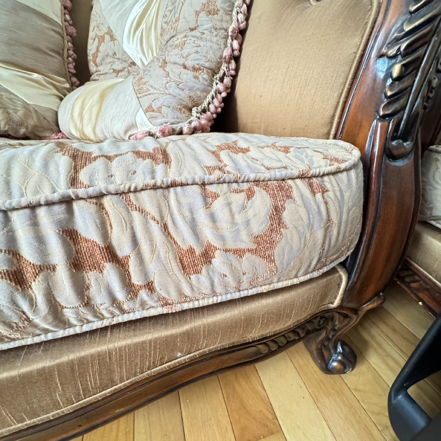 Vintage Ornate Sofa with Accent Pillows - photo 5