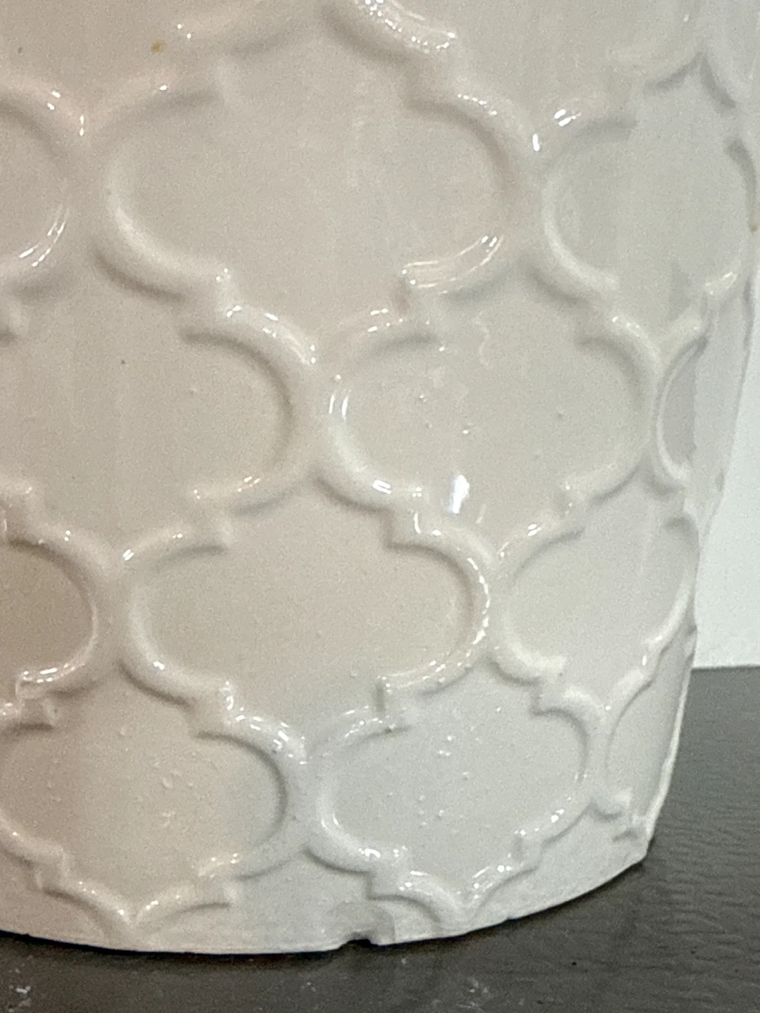 White Embossed Ceramic Planter Pot - photo 2
