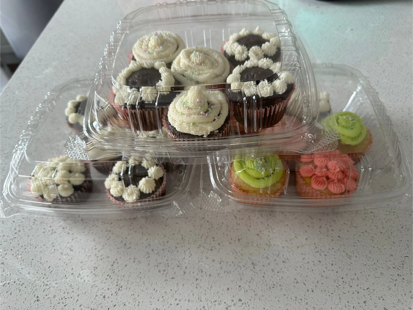 Cupcakes - Vanilla and chocolate Flavours