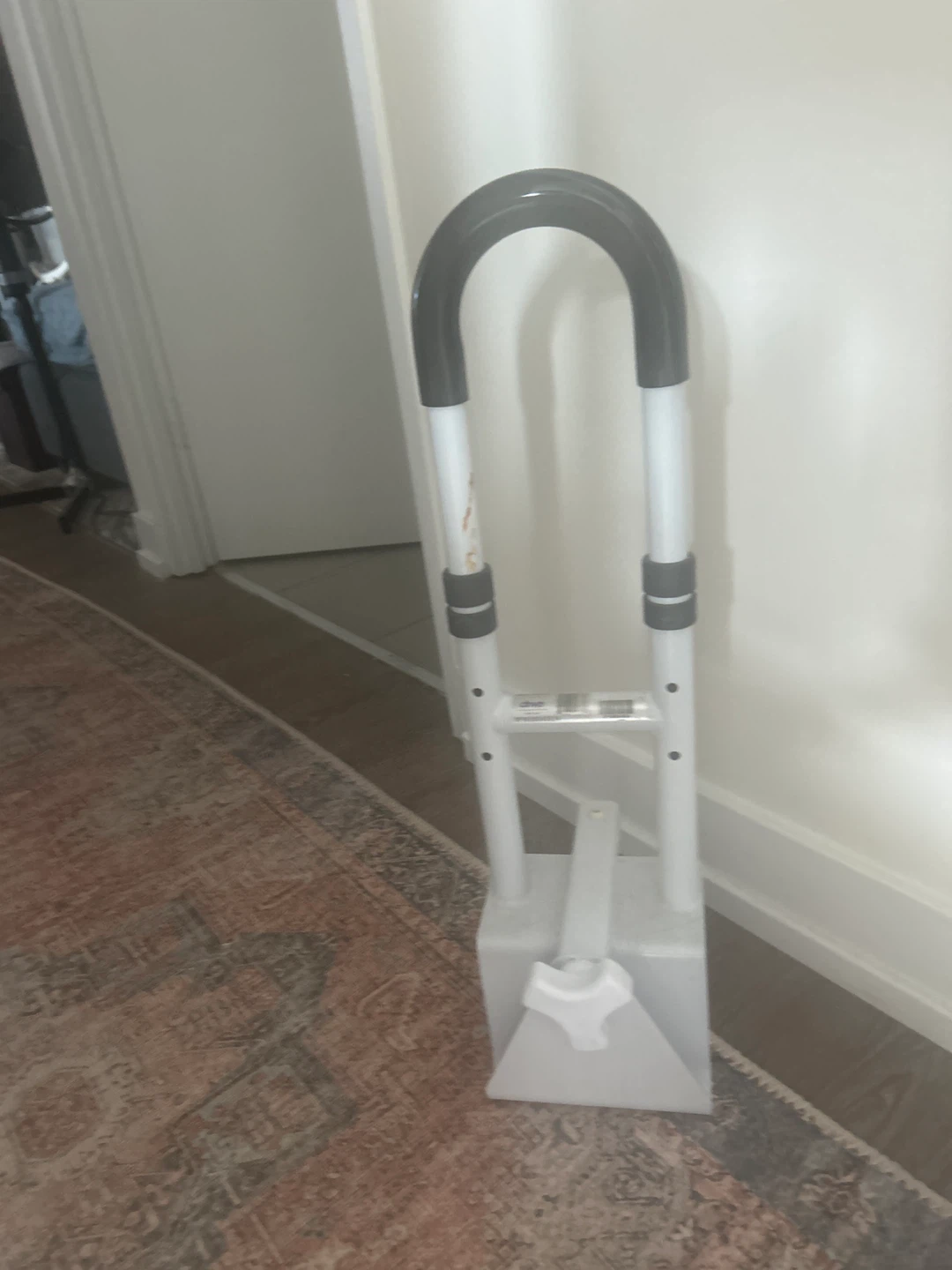 Bathtub bracket