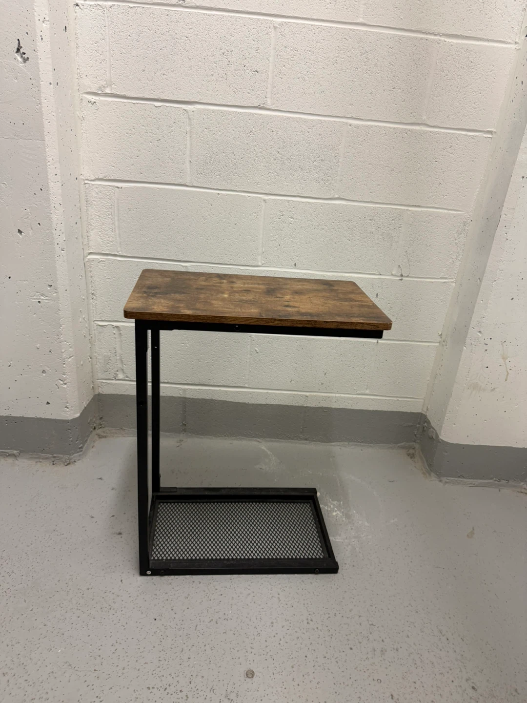 C-Shaped Side Table with Metal Mesh Shelf