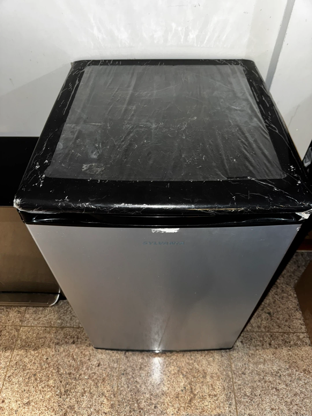 Sylvania Mini Fridge - photo 2