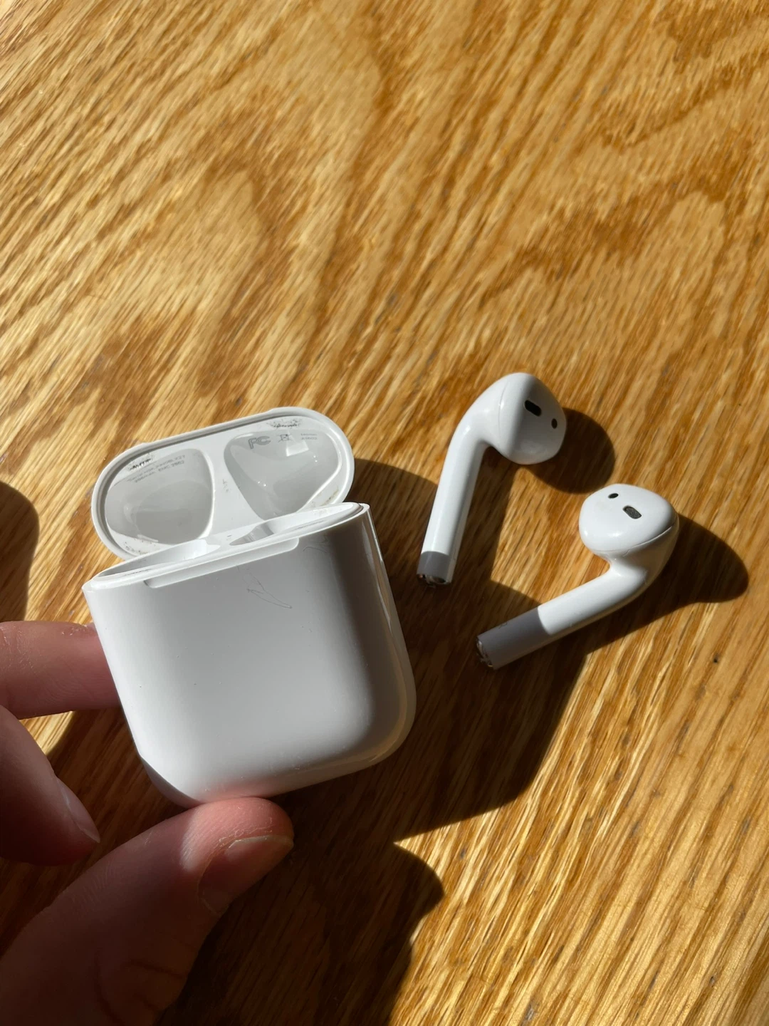 Apple AirPods 2nd Generation - photo 2