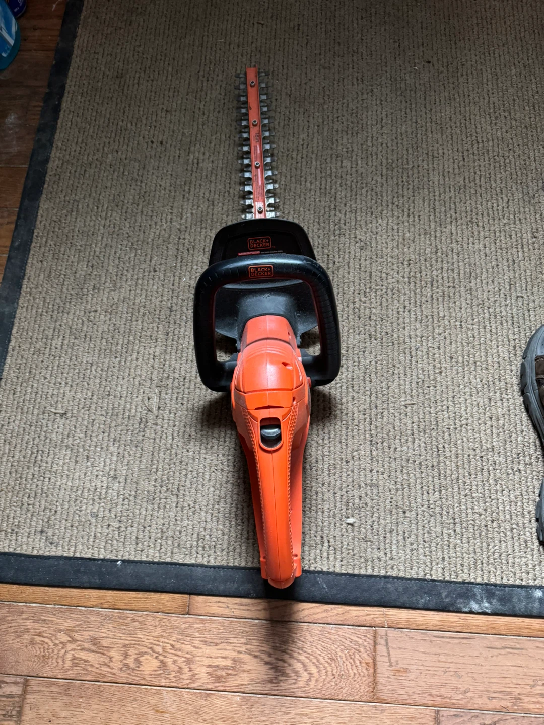 Black+Decker Cordless Hedge Trimmer - photo 4