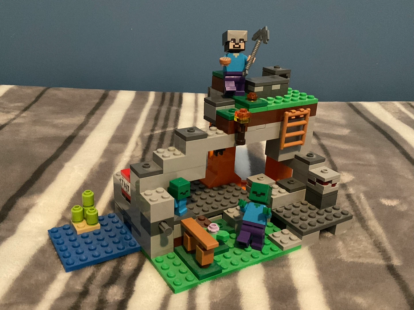 LEGO Minecraft “The Zombie cave” Set
