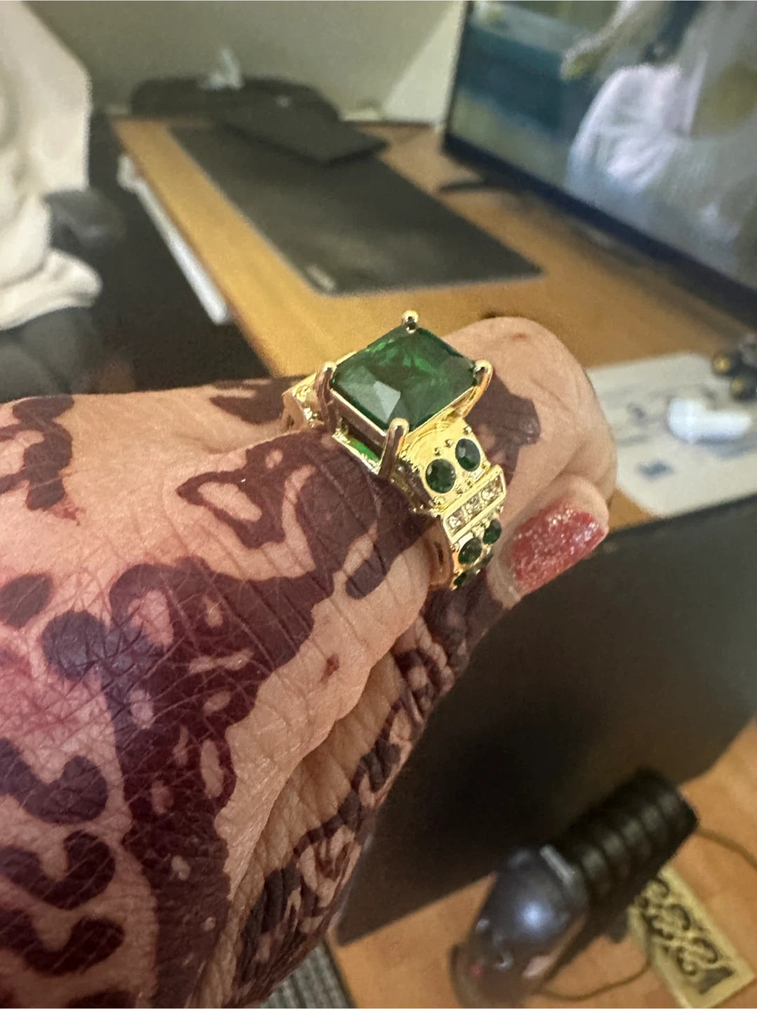 Gold tone ring with emerald-cut green stone - photo 3