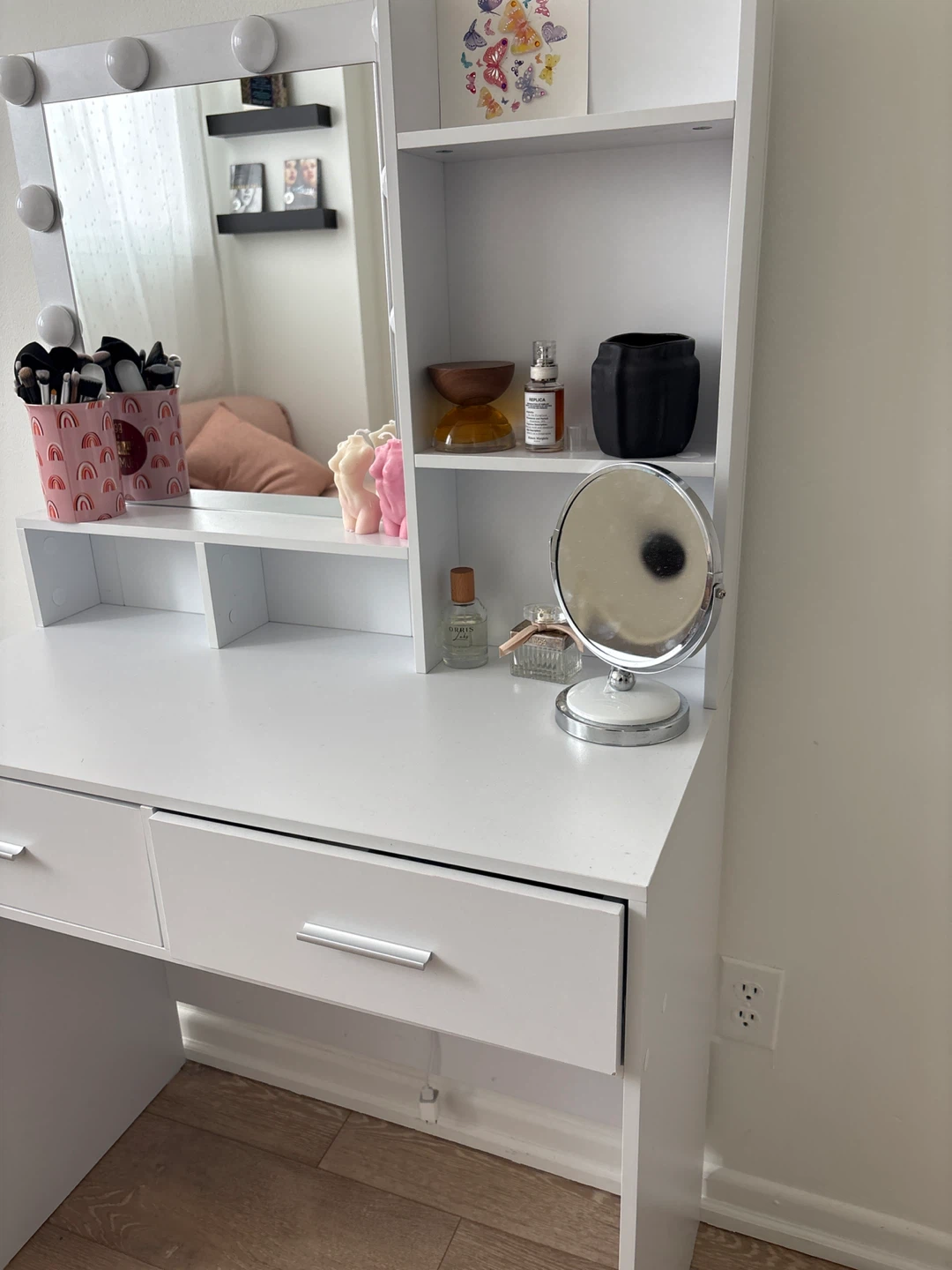 White Vanity makeup station - photo 2