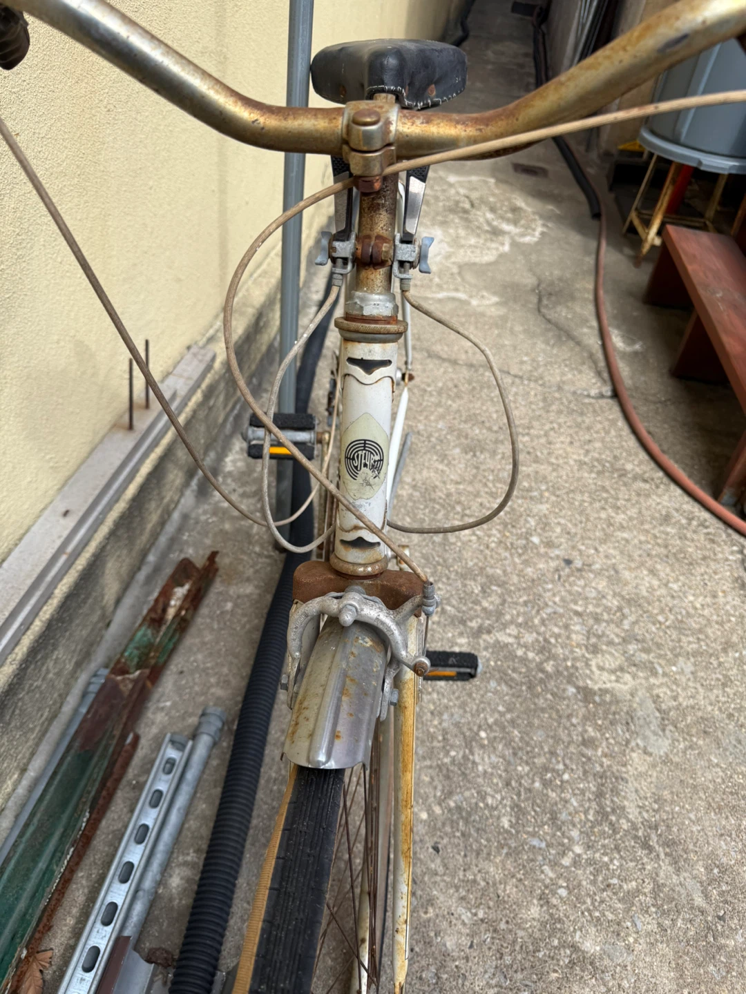 White Vintage Bicycle - photo 2