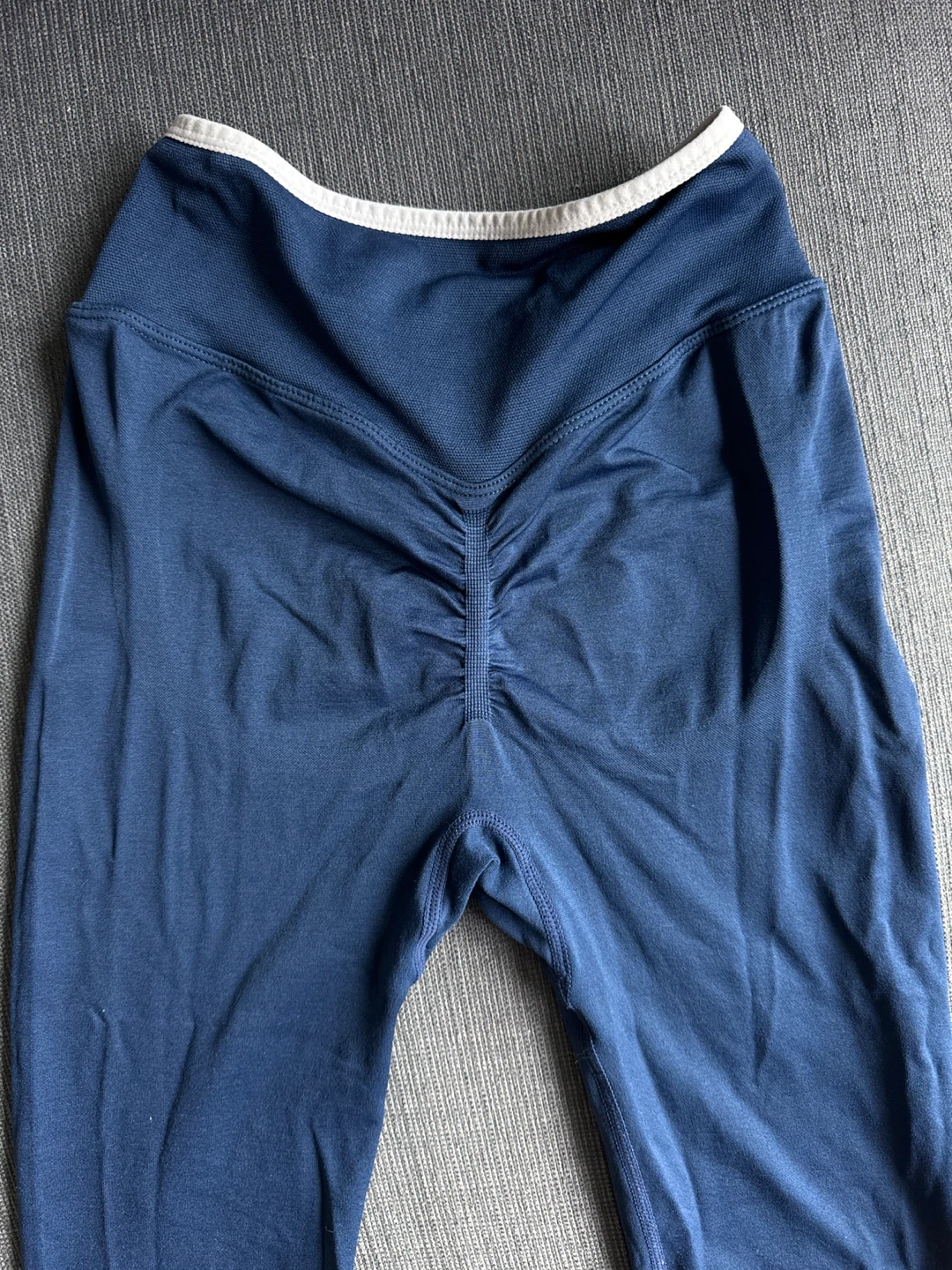 High-Waisted V-cut Leggings - photo 2