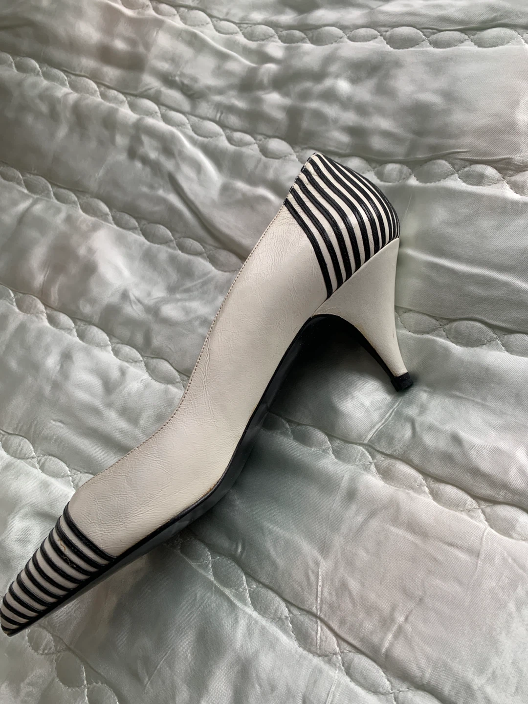 Sandra London Pumps - White with Black Stripes - Size 7 - photo 3