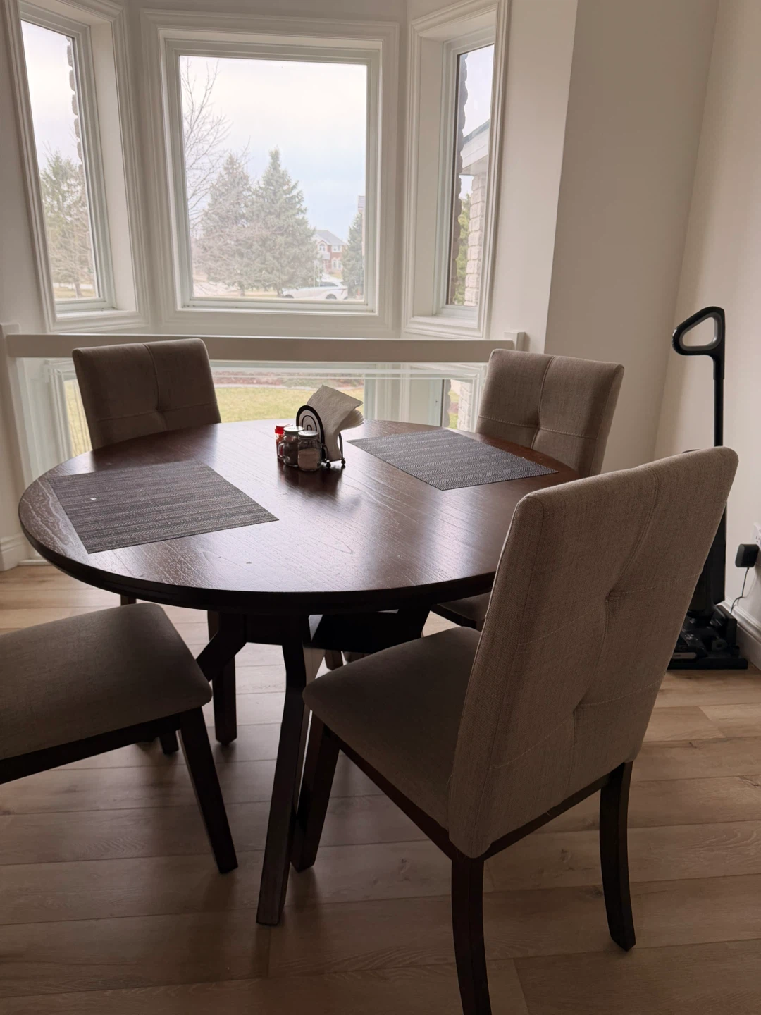 Round Dining Table with 4 Upholstered Chairs