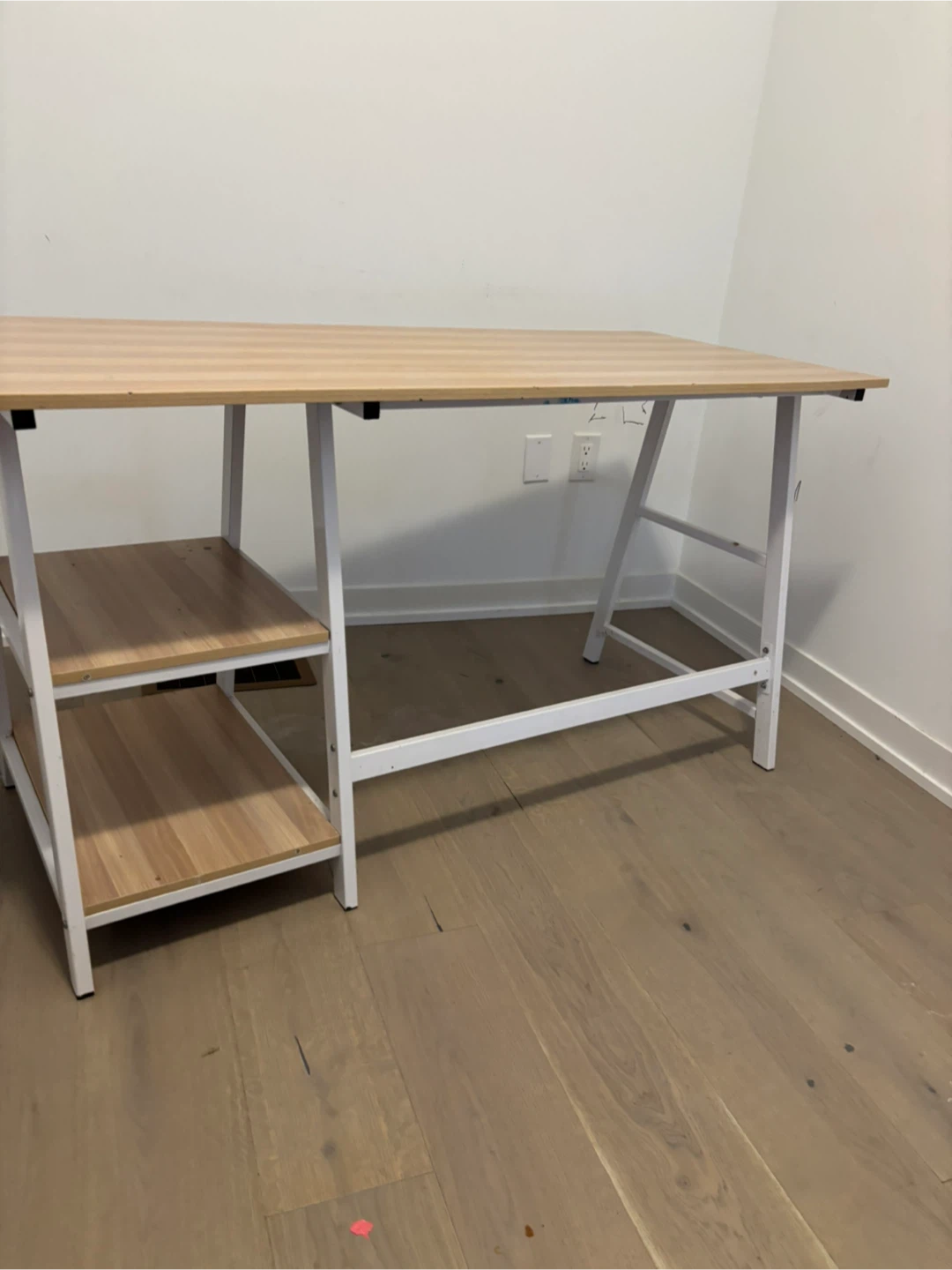 Wooden top office desk with white metal frame and 2 shelves - photo 3