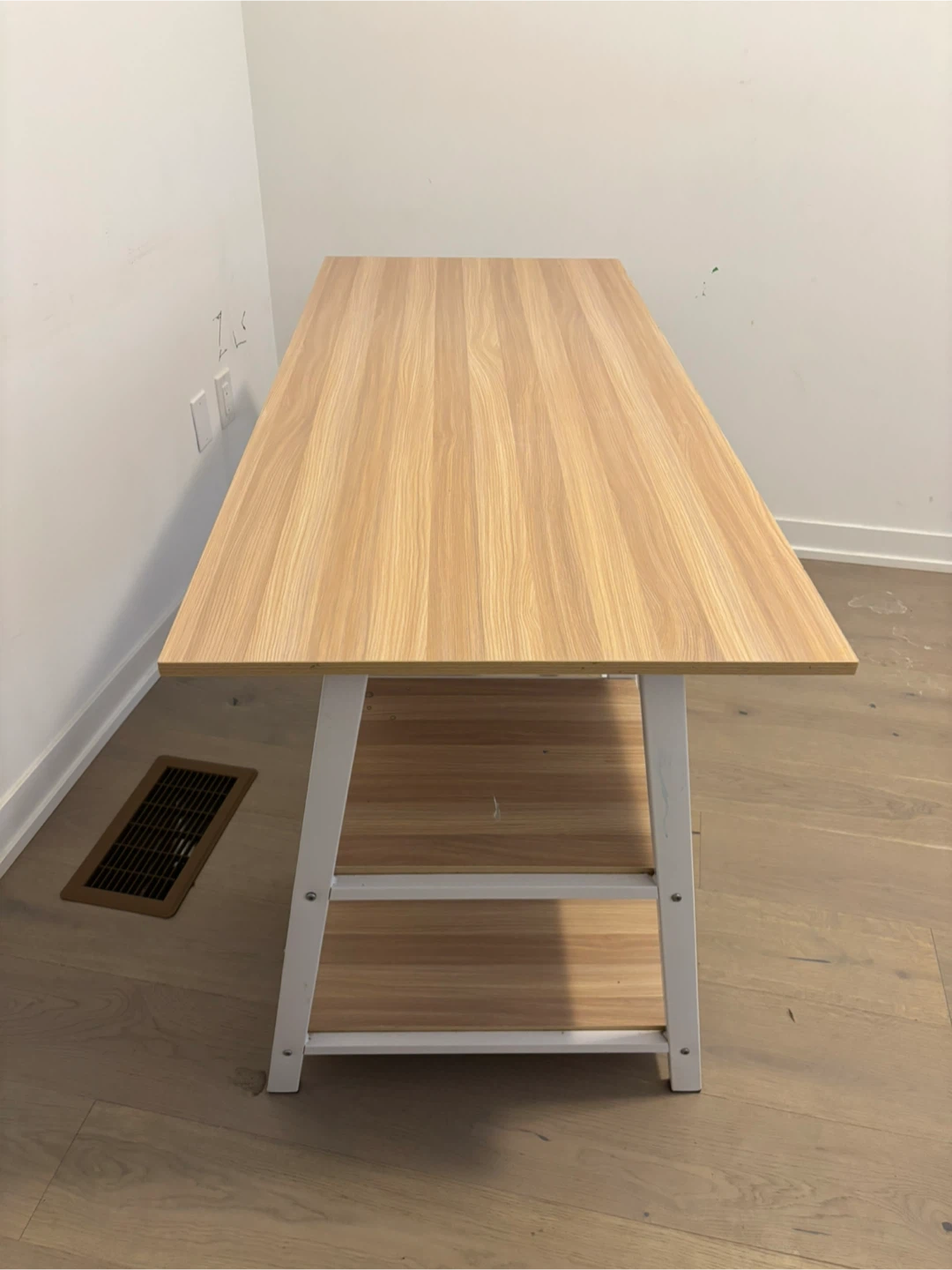 Wooden top office desk with white metal frame and 2 shelves - photo 2
