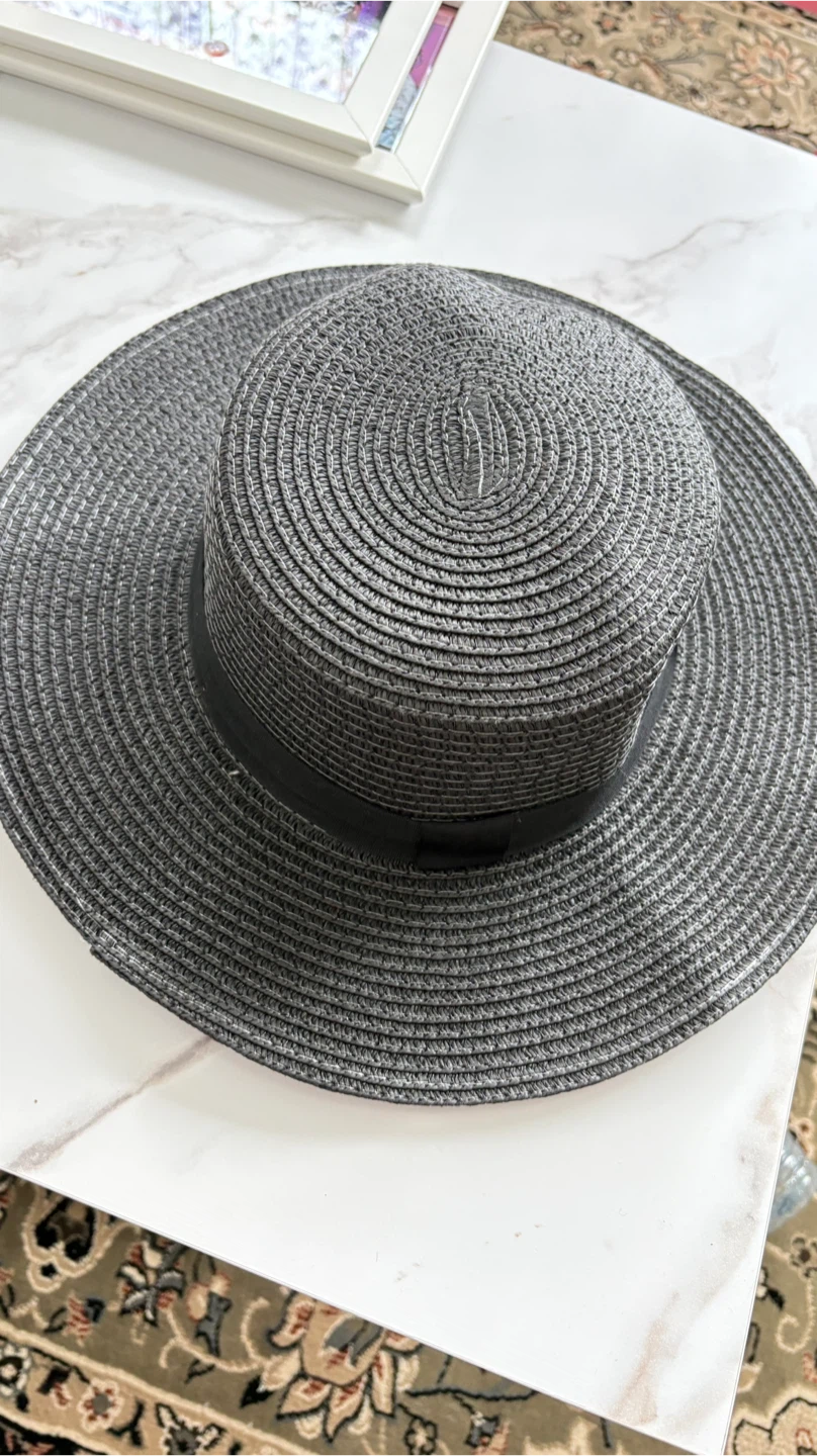 Black wide-brimmed straw hat