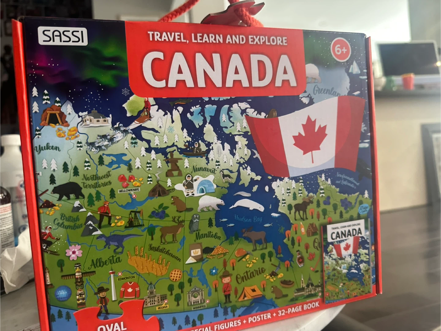 200 pcs puzzles Oval Canada +24 special figures+32 pages book - photo 3