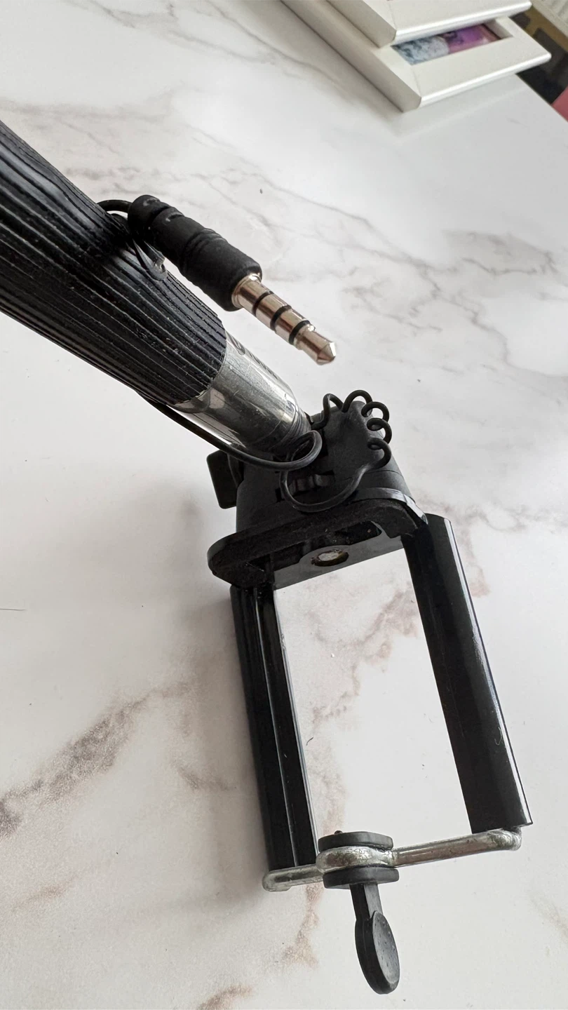 Youse Selfie Stick with Built-in Shutter - photo 4