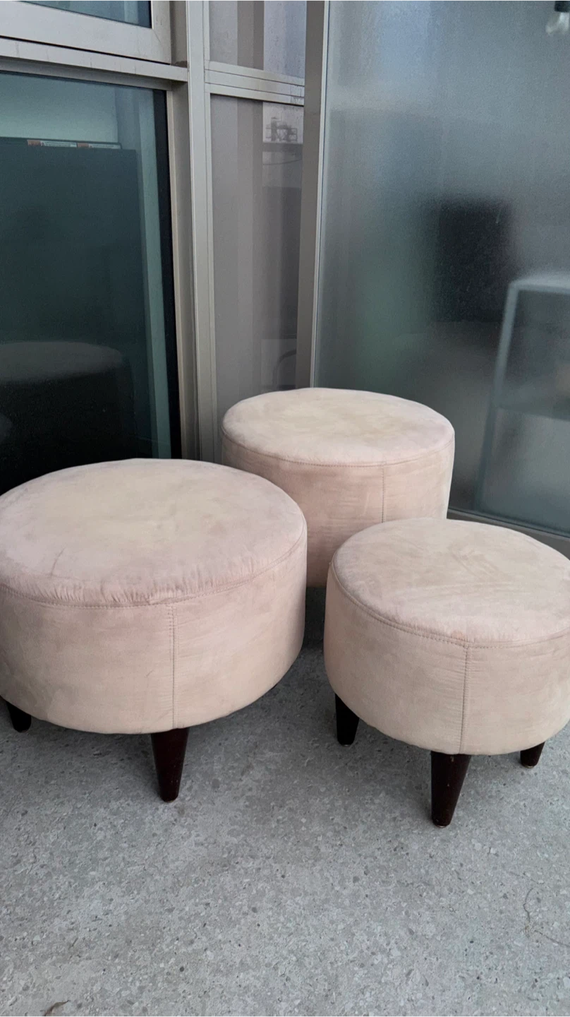 Set of 3 round ottomans