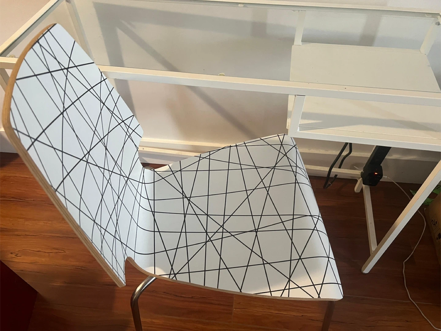 White Glass Top Desk with Modern Geometric Chair - photo 2