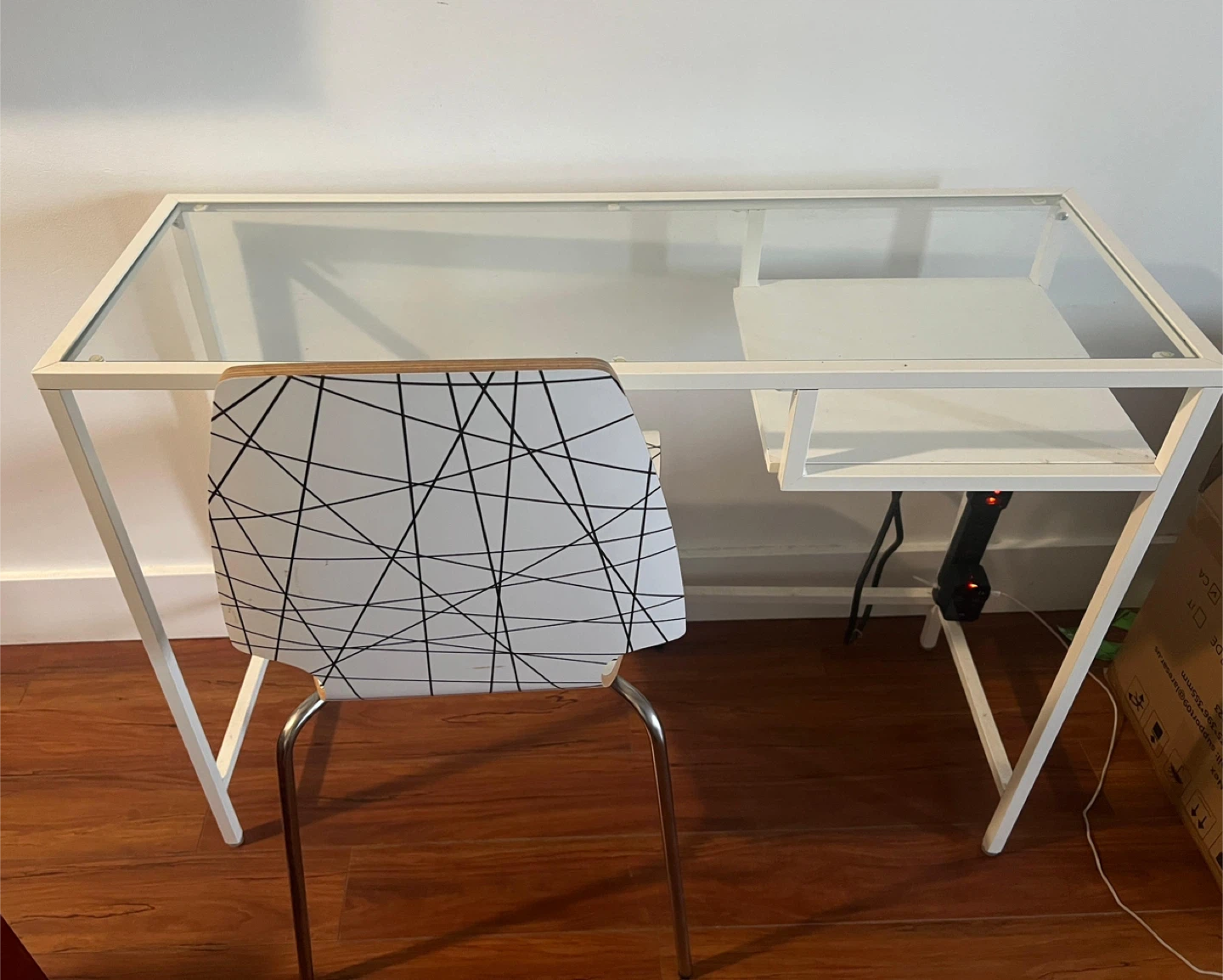 White Glass Top Desk with Modern Geometric Chair - photo 4