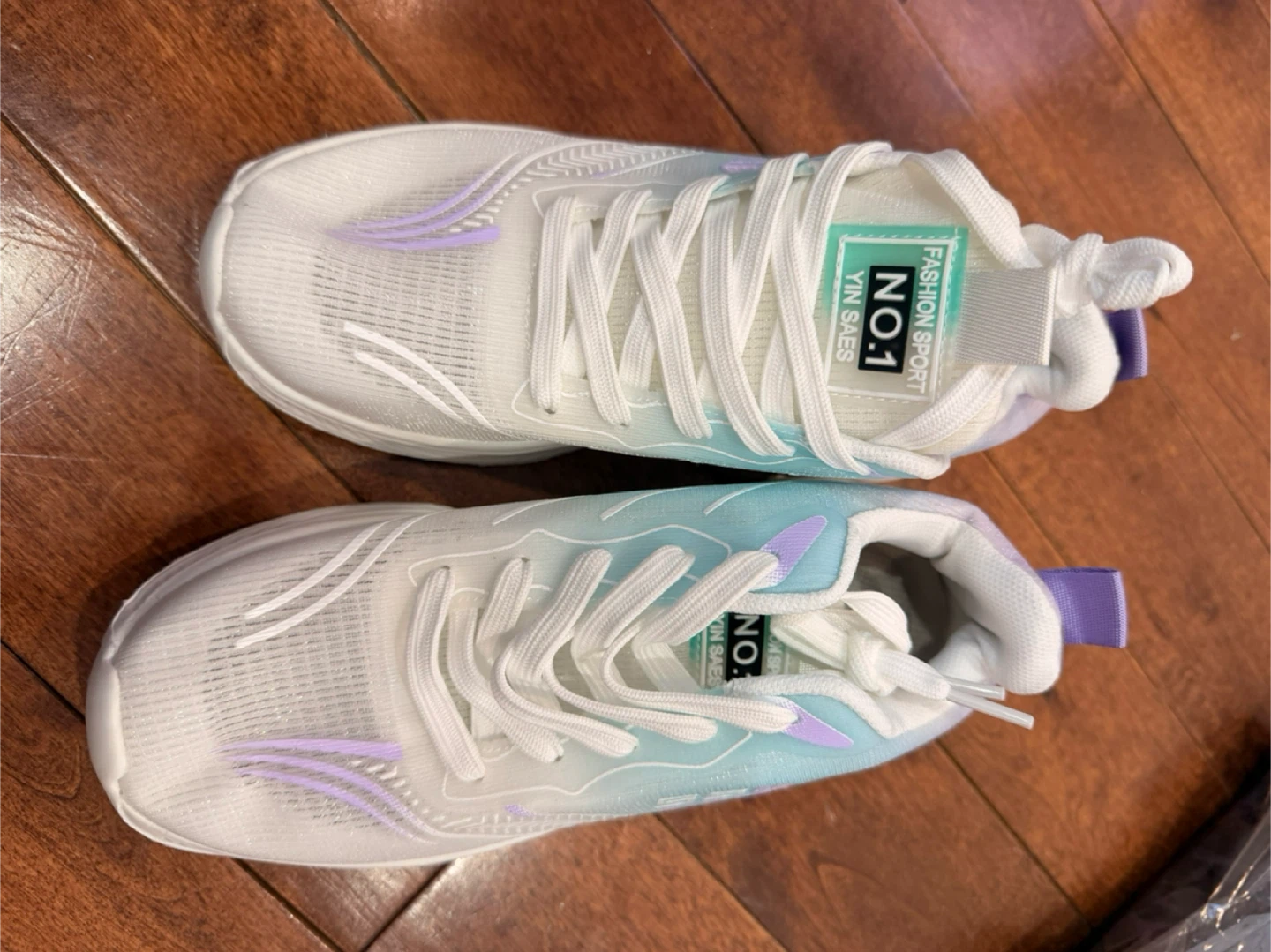 Tennis shoes or sports shoe Women’s size 6