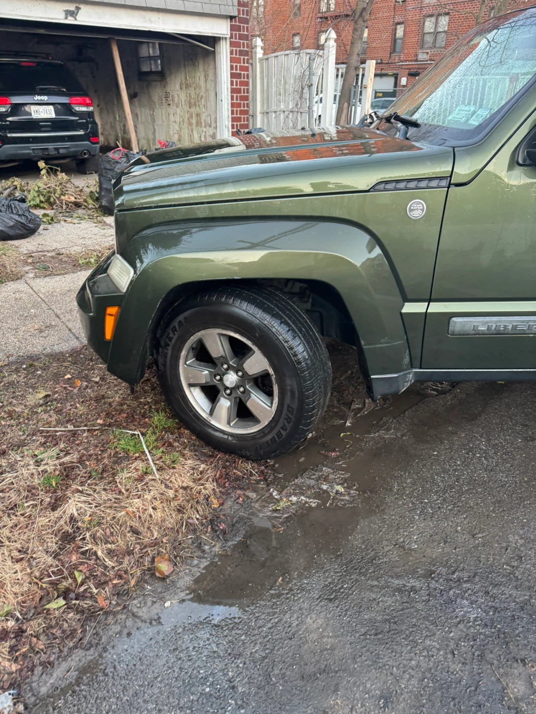 Green Jeep Liberty SUV - photo 2