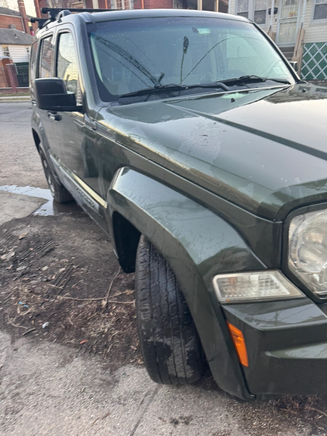 Green Jeep Liberty SUV - photo 4