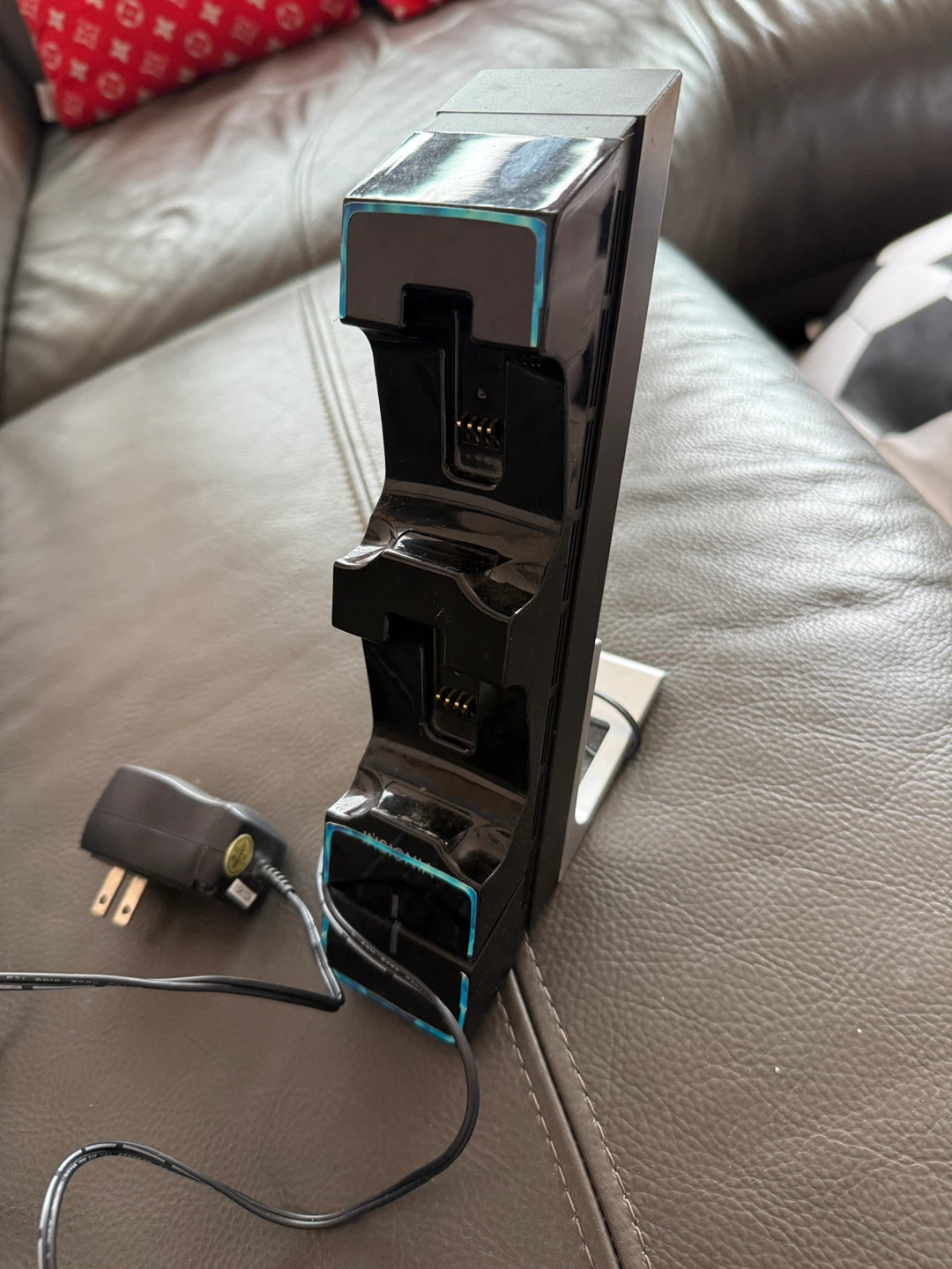 Insignia Controller Charging Station - photo 2