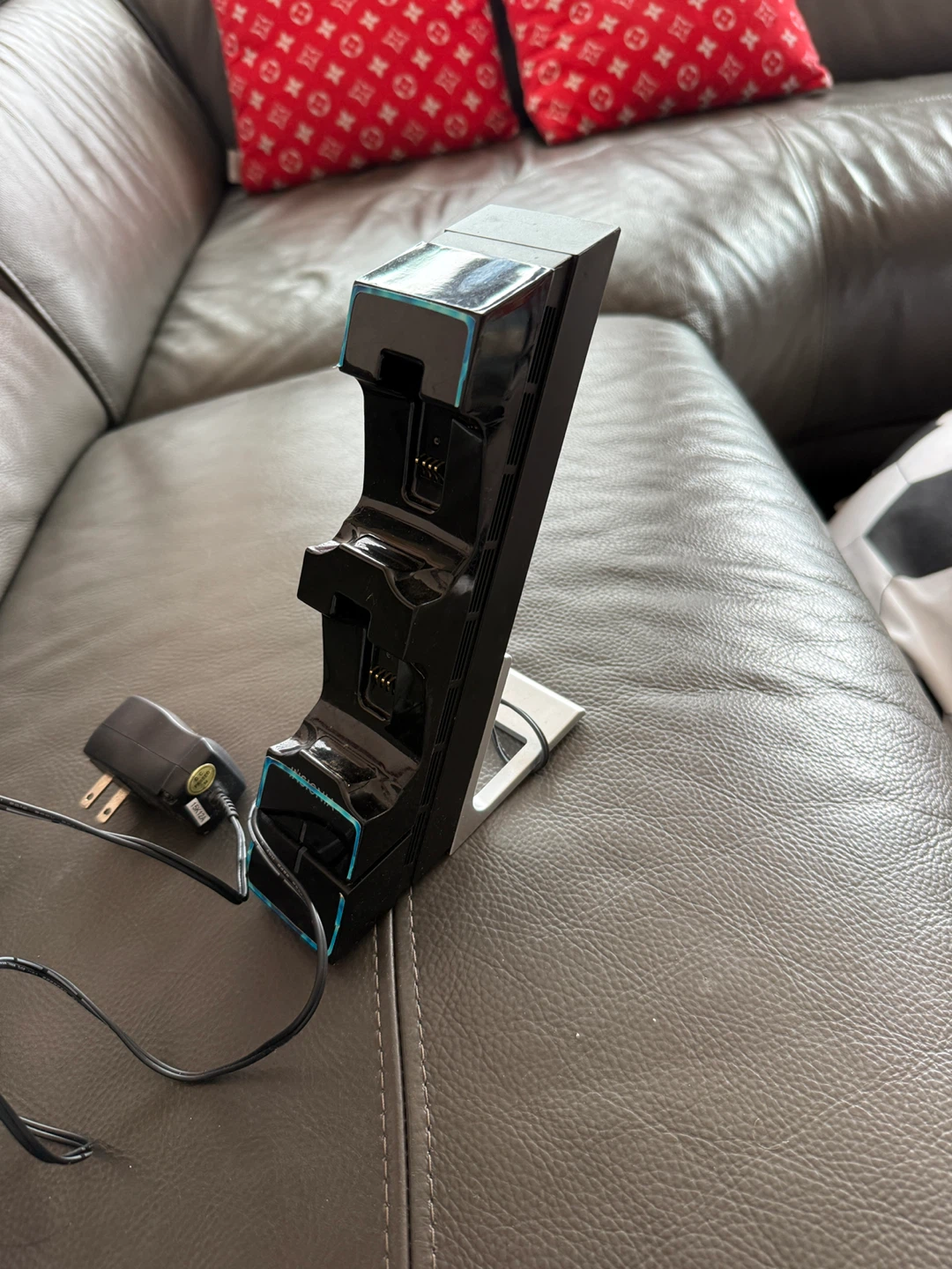 Insignia Controller Charging Station - photo 3
