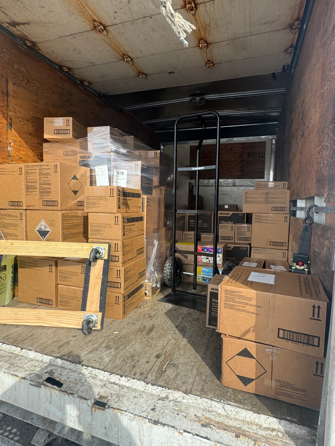 GMC Box Truck for Moving and Delivery - photo 5