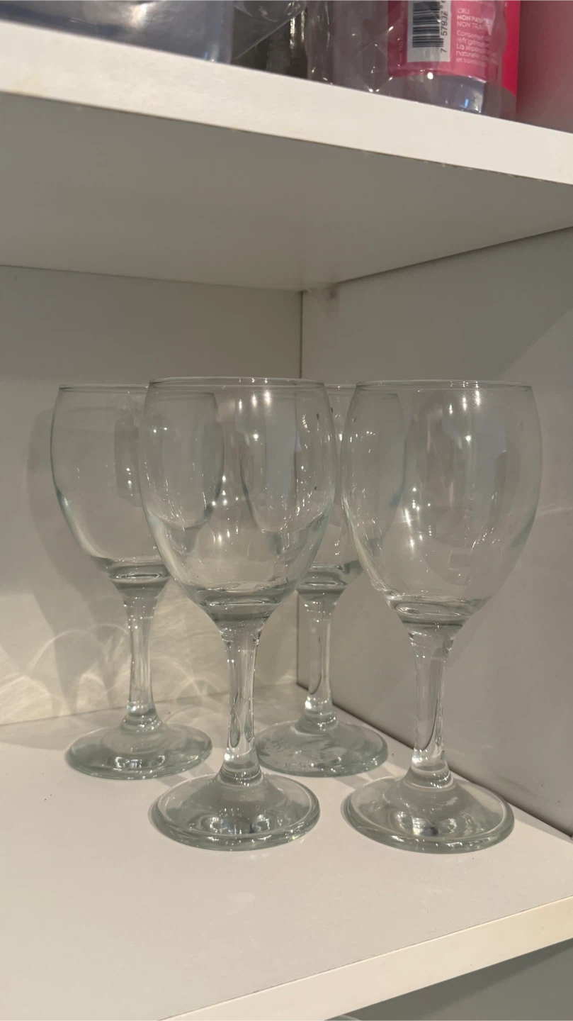 Set of 4 Clear Wine Glasses