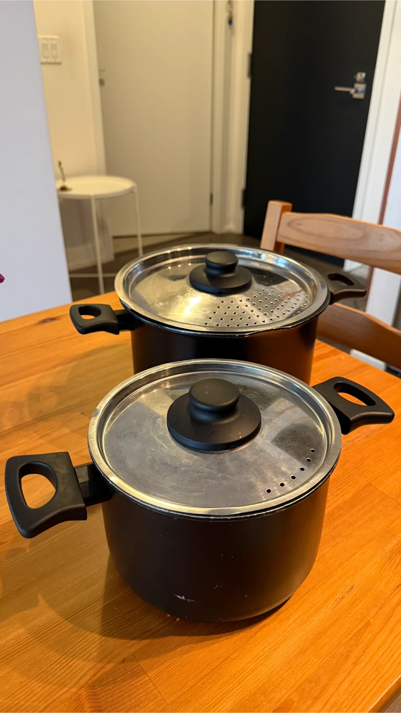 Set of 2 Black Stock Pots with Strainer Lids