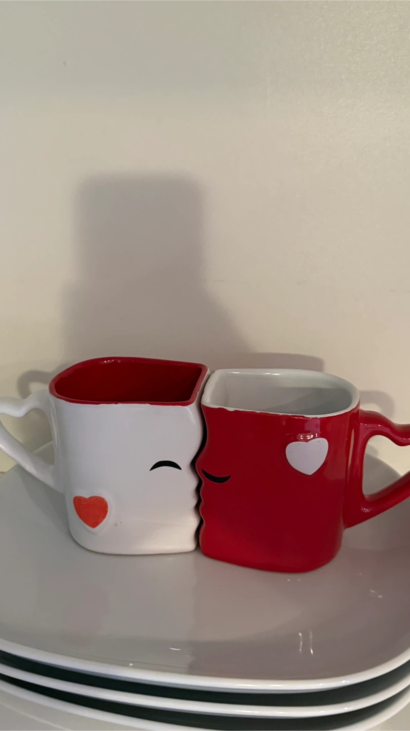 Kissing Face Mugs Set