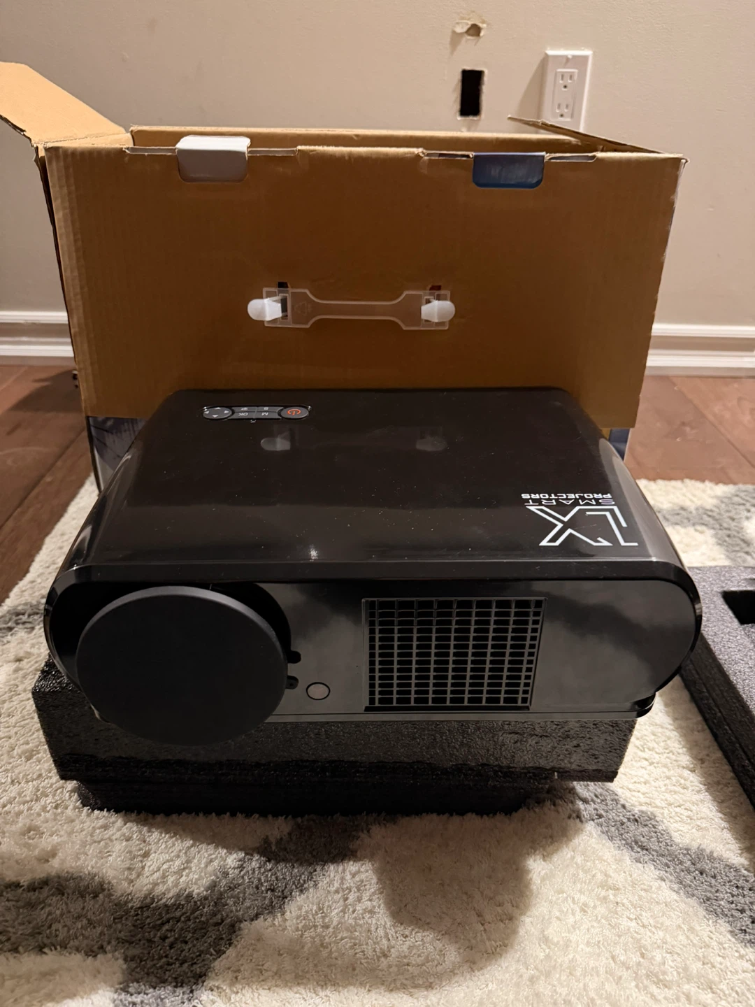 LX UH1 Smart Projector & LX72B Projector Screen
