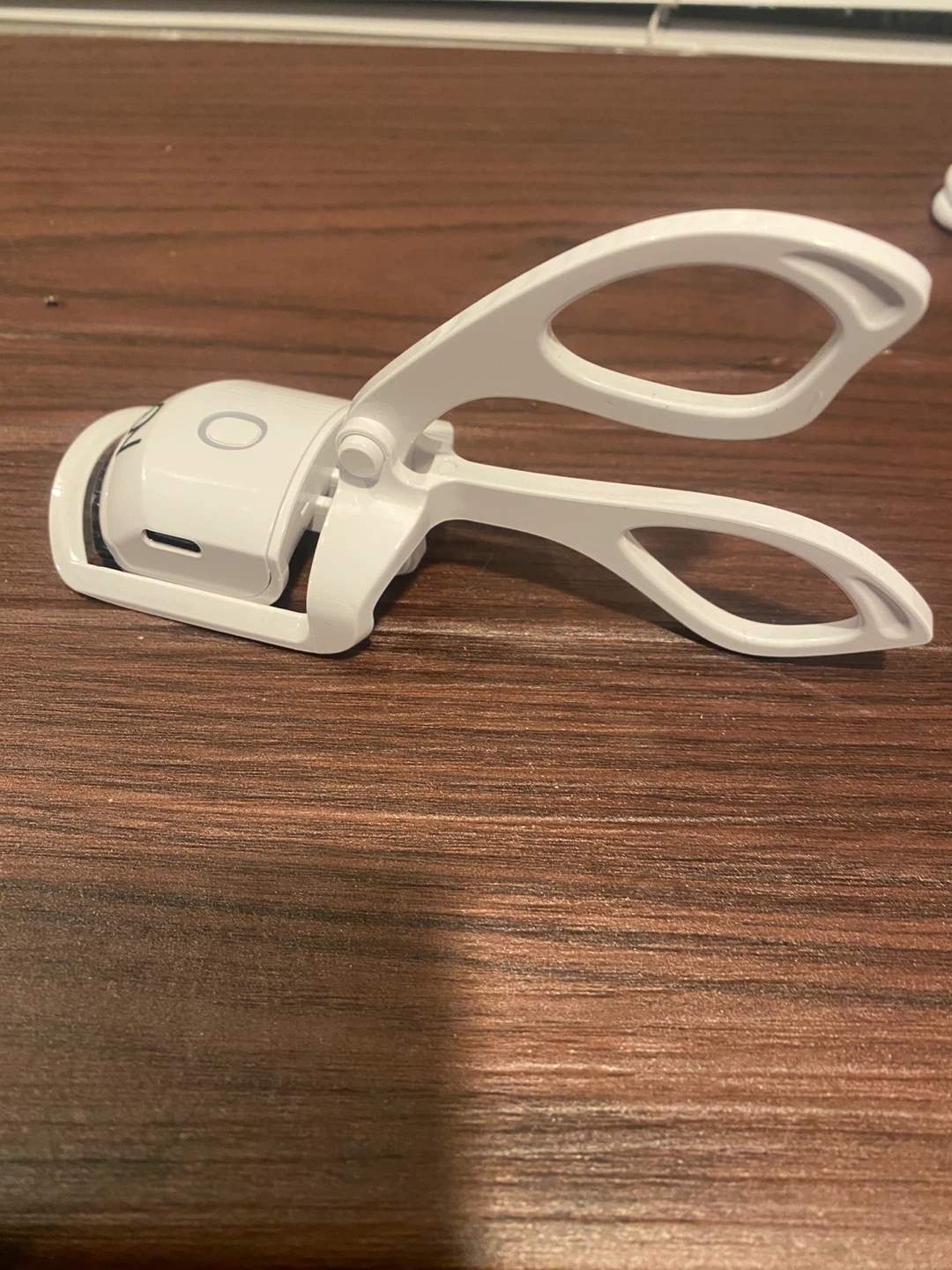 White Electric Eyelash Curler with USB Charging Cable - photo 2