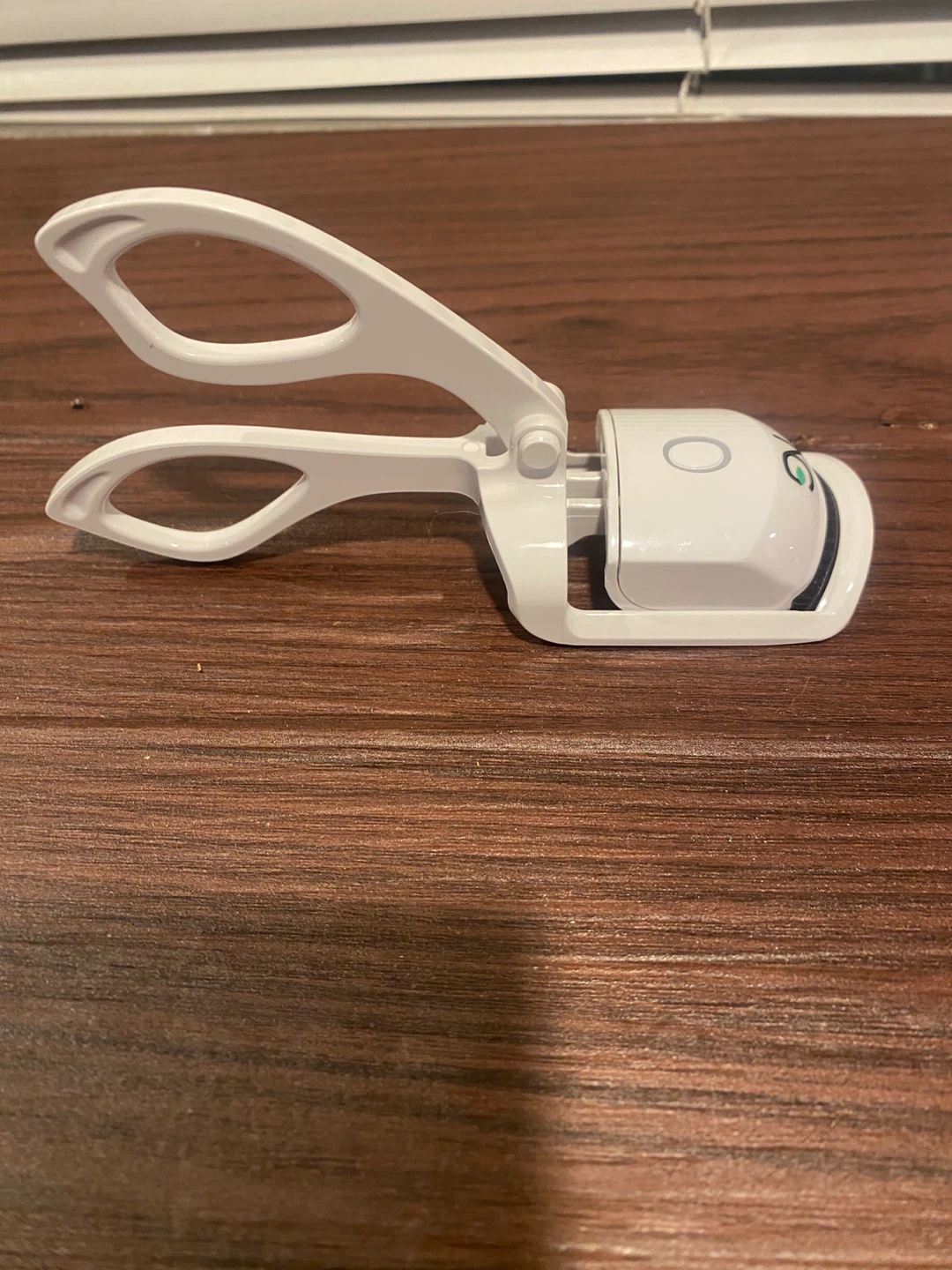 White Electric Eyelash Curler with USB Charging Cable - photo 4