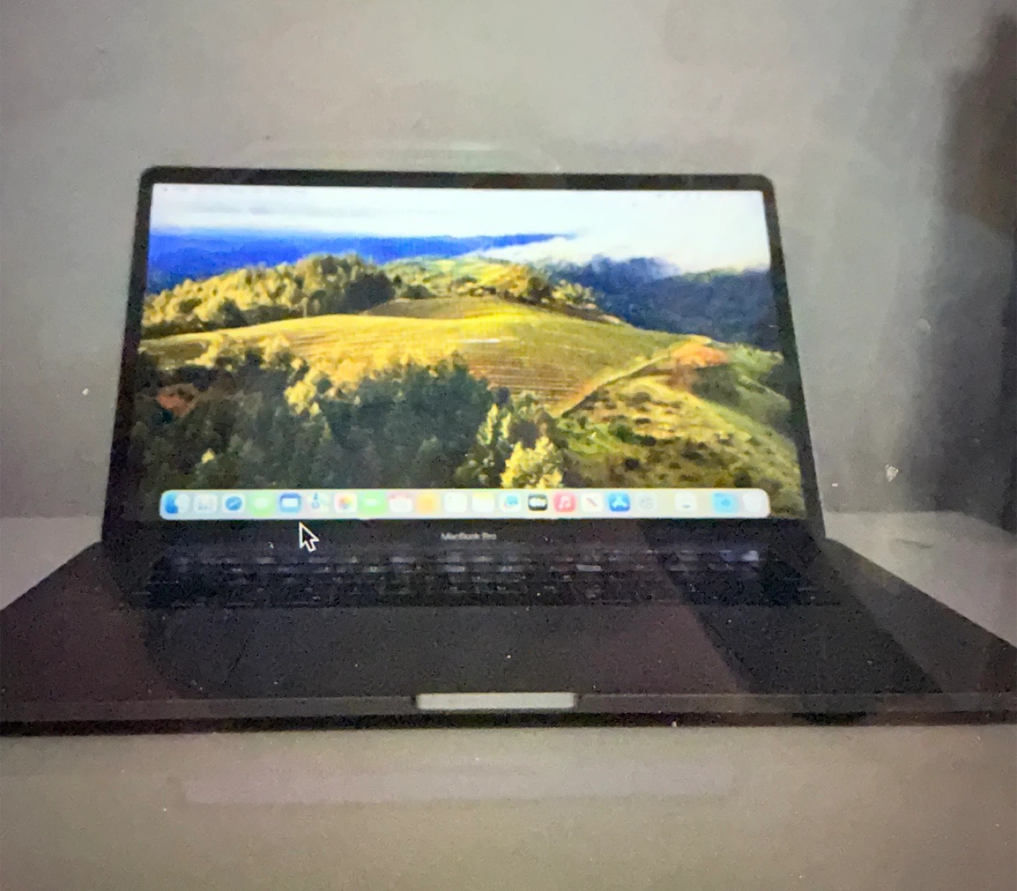MacBook Pro 15” 2018 touch  bar i7 16gb ram ssd