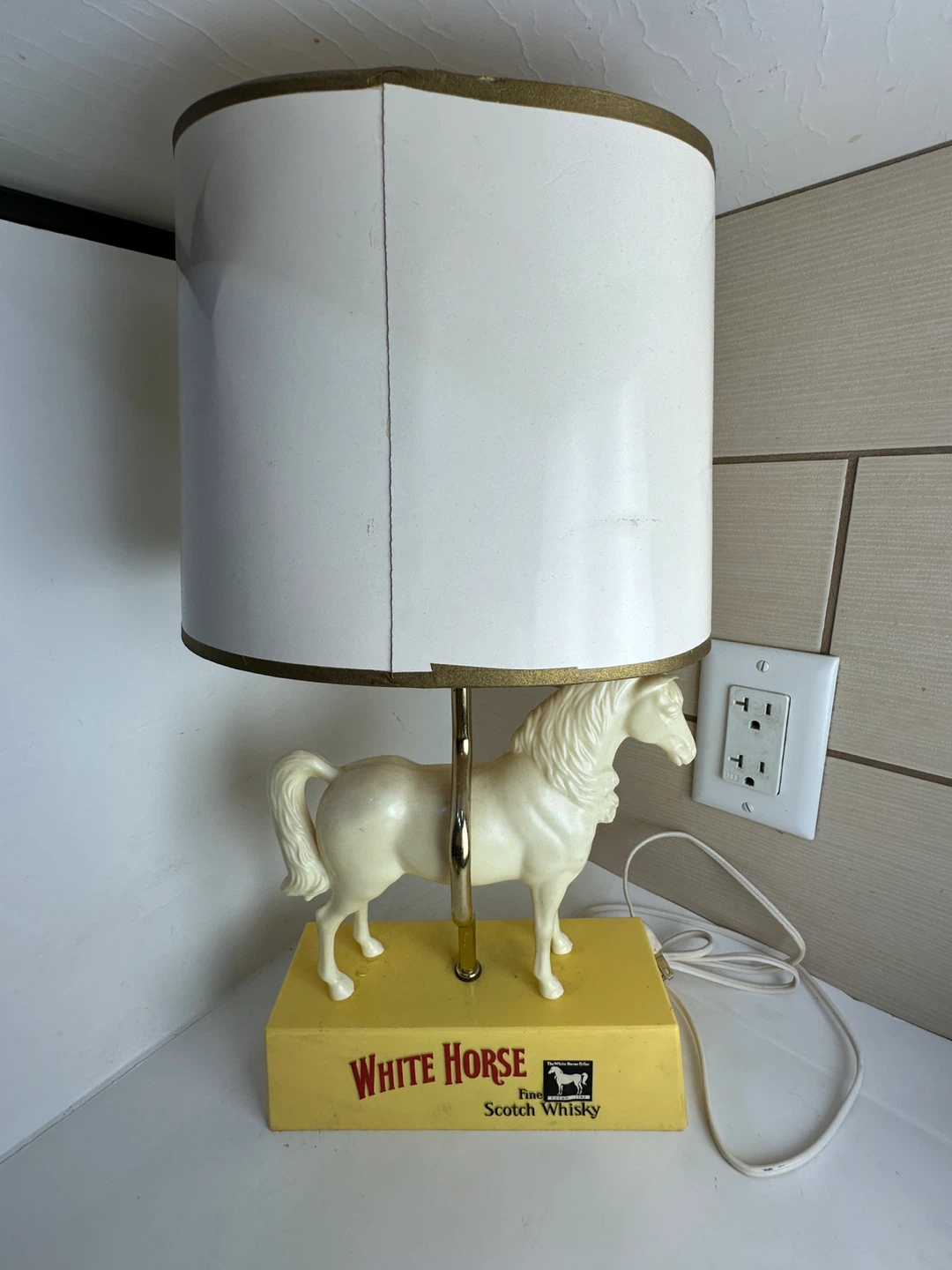 White Horse Scotch Whisky Lamp with Tray, Ashtray & Cufflinks - photo 4