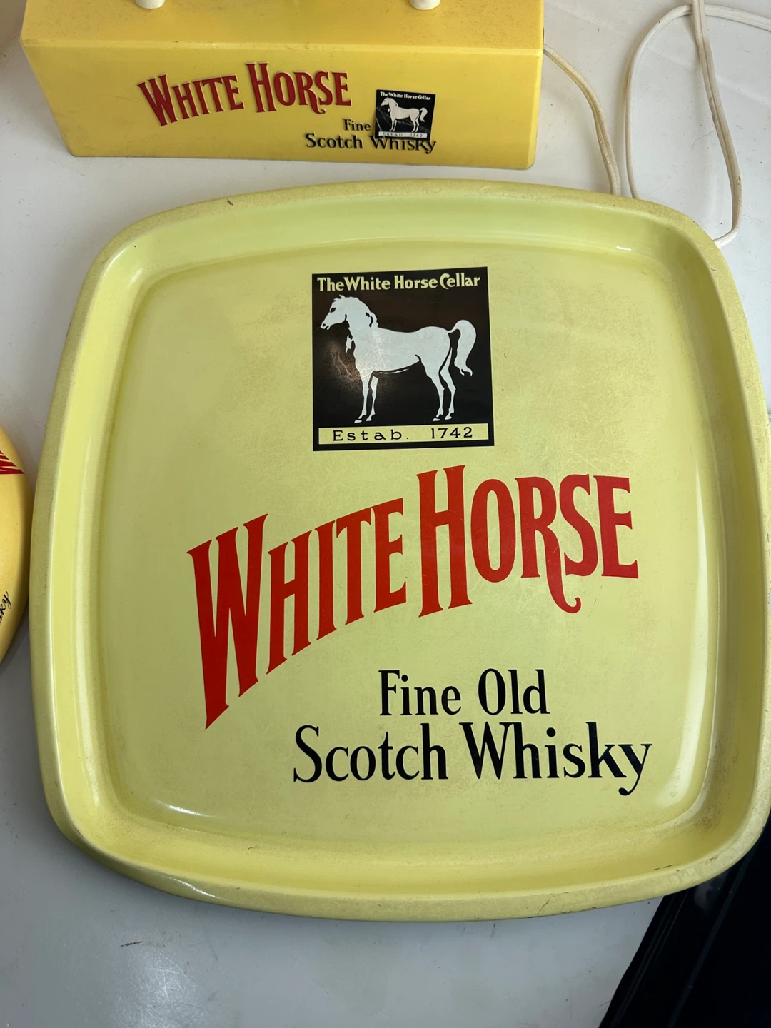 White Horse Scotch Whisky Lamp with Tray, Ashtray & Cufflinks - photo 5
