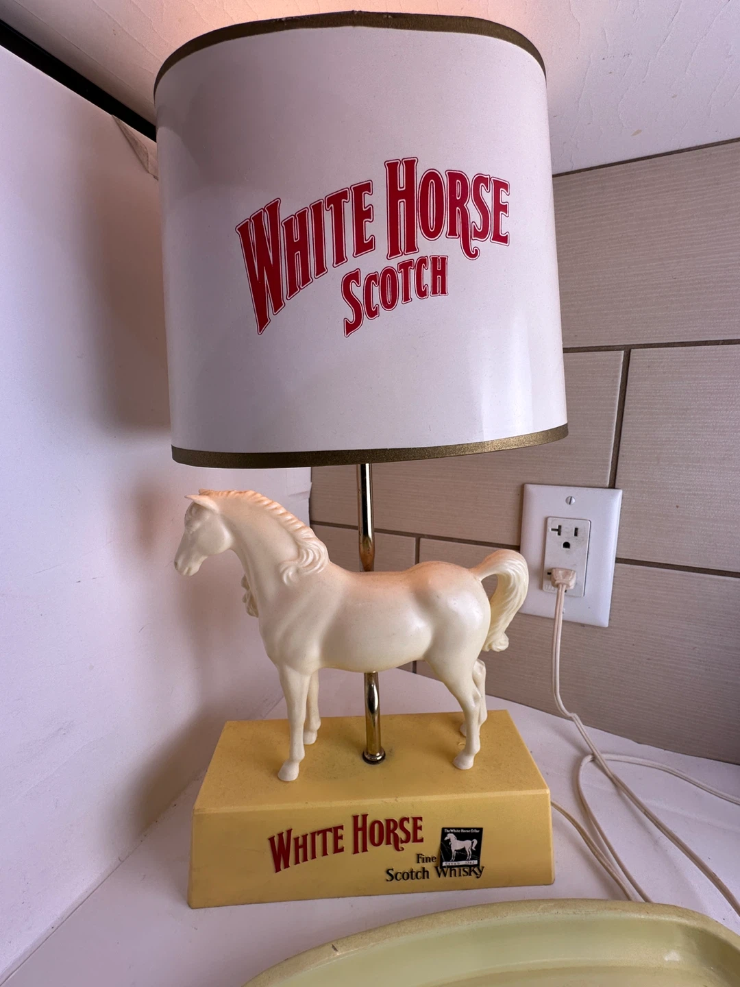 White Horse Scotch Whisky Lamp with Tray, Ashtray & Cufflinks - photo 3