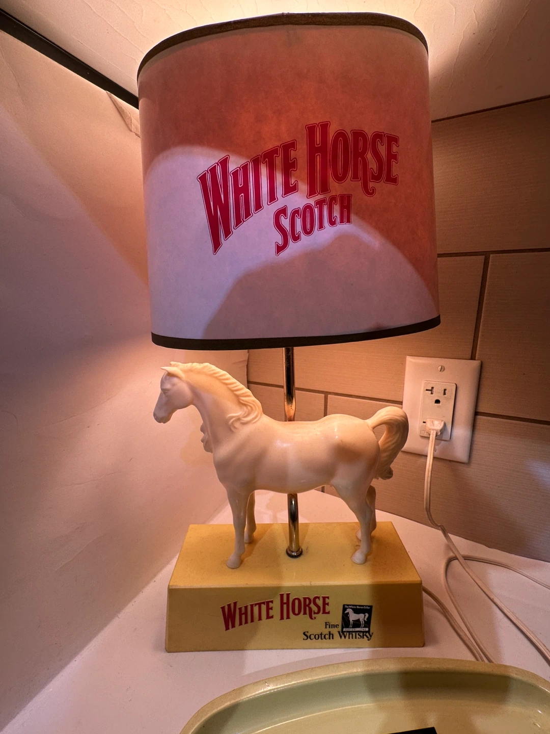 White Horse Scotch Whisky Lamp with Tray, Ashtray & Cufflinks - photo 2
